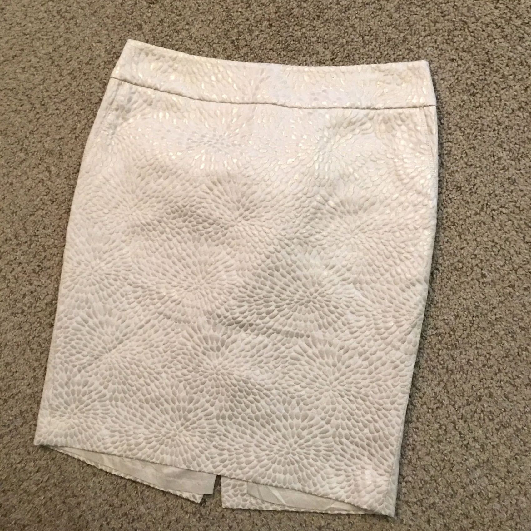 Loft Loft Skirt Size 6 Beige Geometric Knee Length Textured Lined Pencil Size 28" / US 6 / IT 42 - 2 Thumbnail