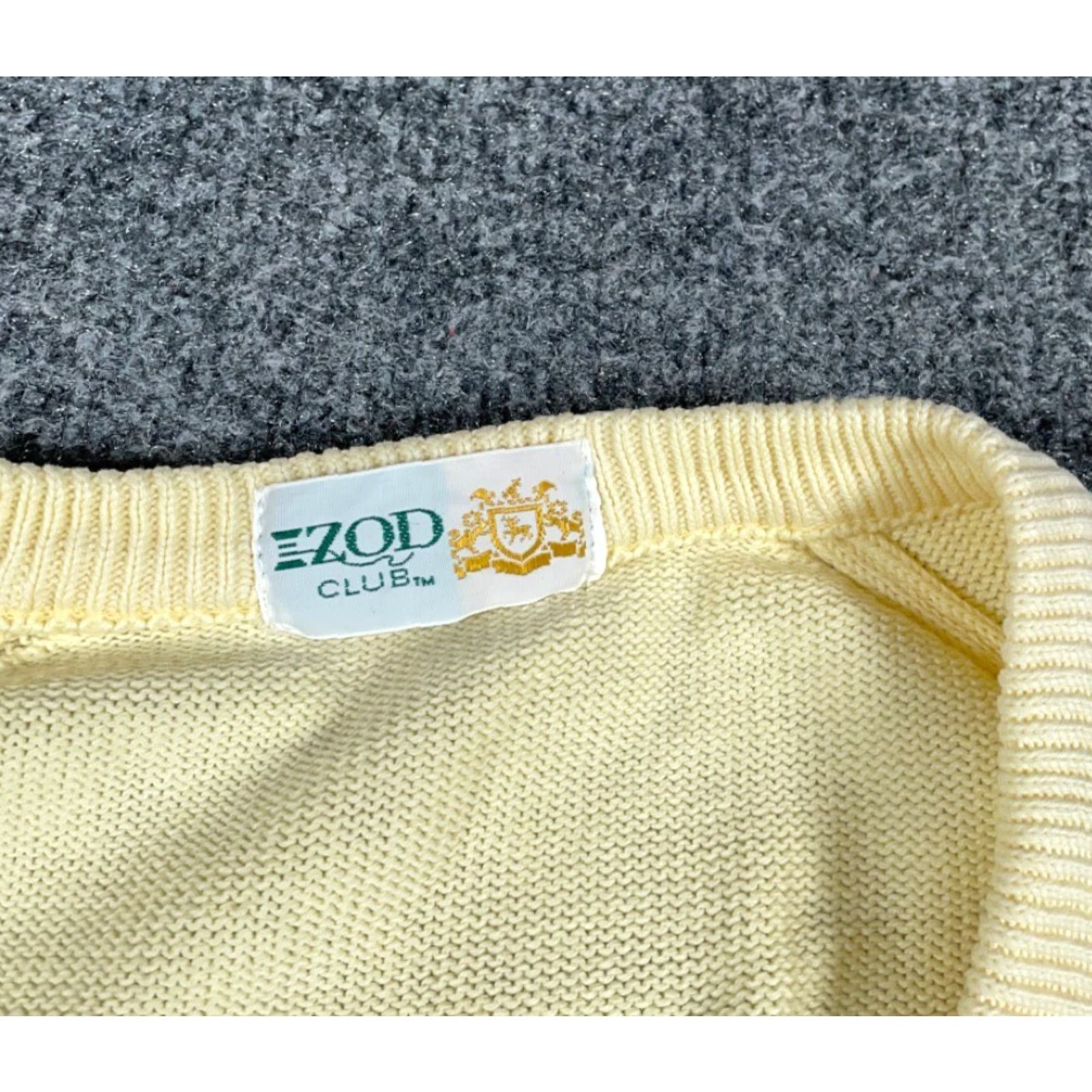 Izod VINTAGE IZOD Sweater Shirt Adult Large Pale Yellow 80s Country Club Embroidered V-Neck Pullover Mens Size US L / EU 52-54 / 3 - 3 Thumbnail