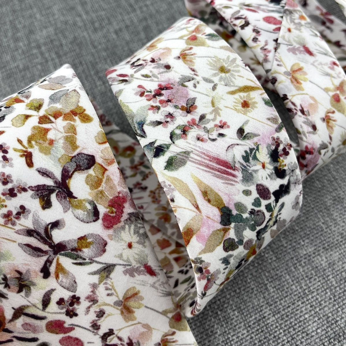 Other White w/ Raspberry Red Meadow Floral Necktie, Slim 2.75” Tie Size ONE SIZE - 4 Thumbnail