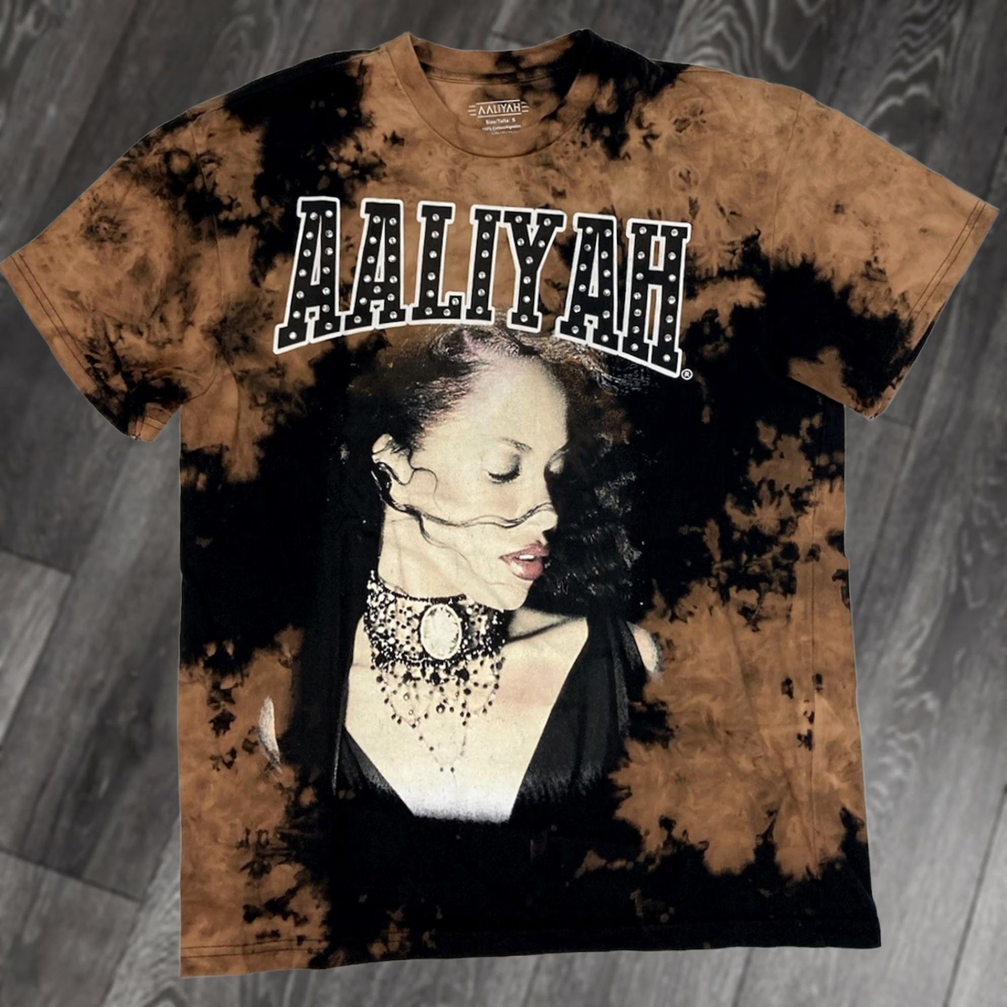 Vintage VINTAGE Aaliyah Rhinestones T-Shirt Women Small Oversized Tie Dye Music Shirt Size S / US 4 / IT 40 - 1 Thumbnail
