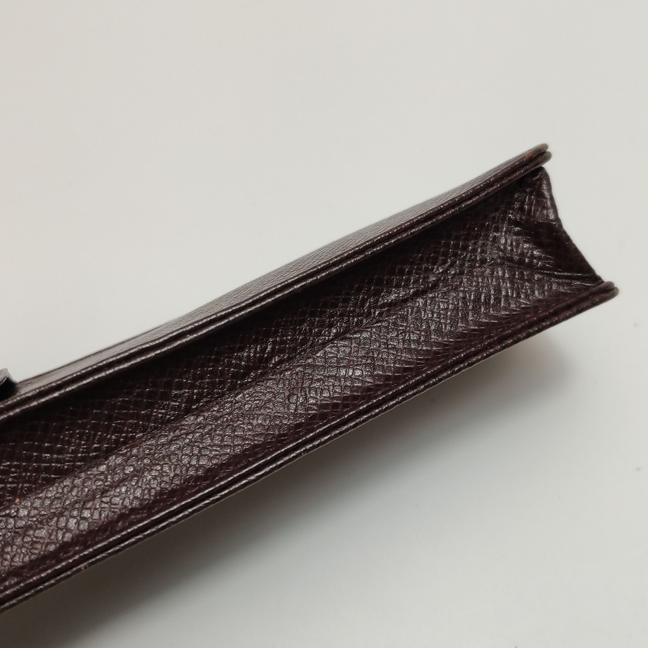 Louis Vuitton Louis Vuitton (LV) cowhide solid color letter logo embossed Size ONE SIZE - 6 Thumbnail