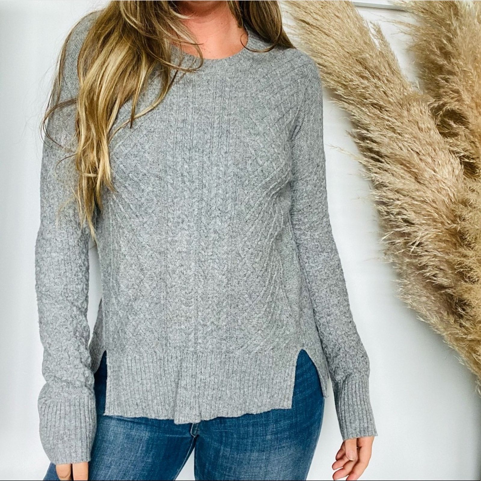 Banana Republic BANANA REPUBLIC Grey Cable Knit Slit Cozy Pullover Sweater Size XS / US 0-2 / IT 36-38 - 2 Thumbnail