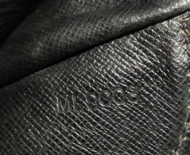 Louis Vuitton Authentic Louis Vuitton Crossbody Bag Cartouchiere Black Epi Size ONE SIZE - 7 Thumbnail