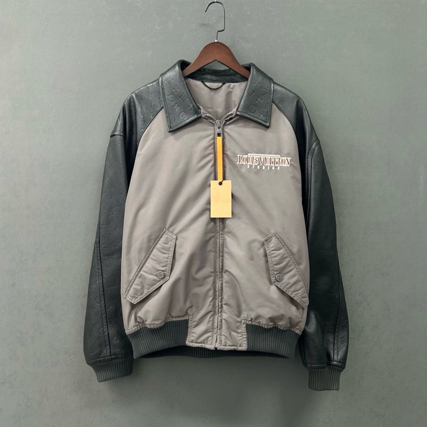 Louis Vuitton gray leather-sleeved baseball jacket with embroidery Size US S / EU 44-46 / 1 - 1 Thumbnail