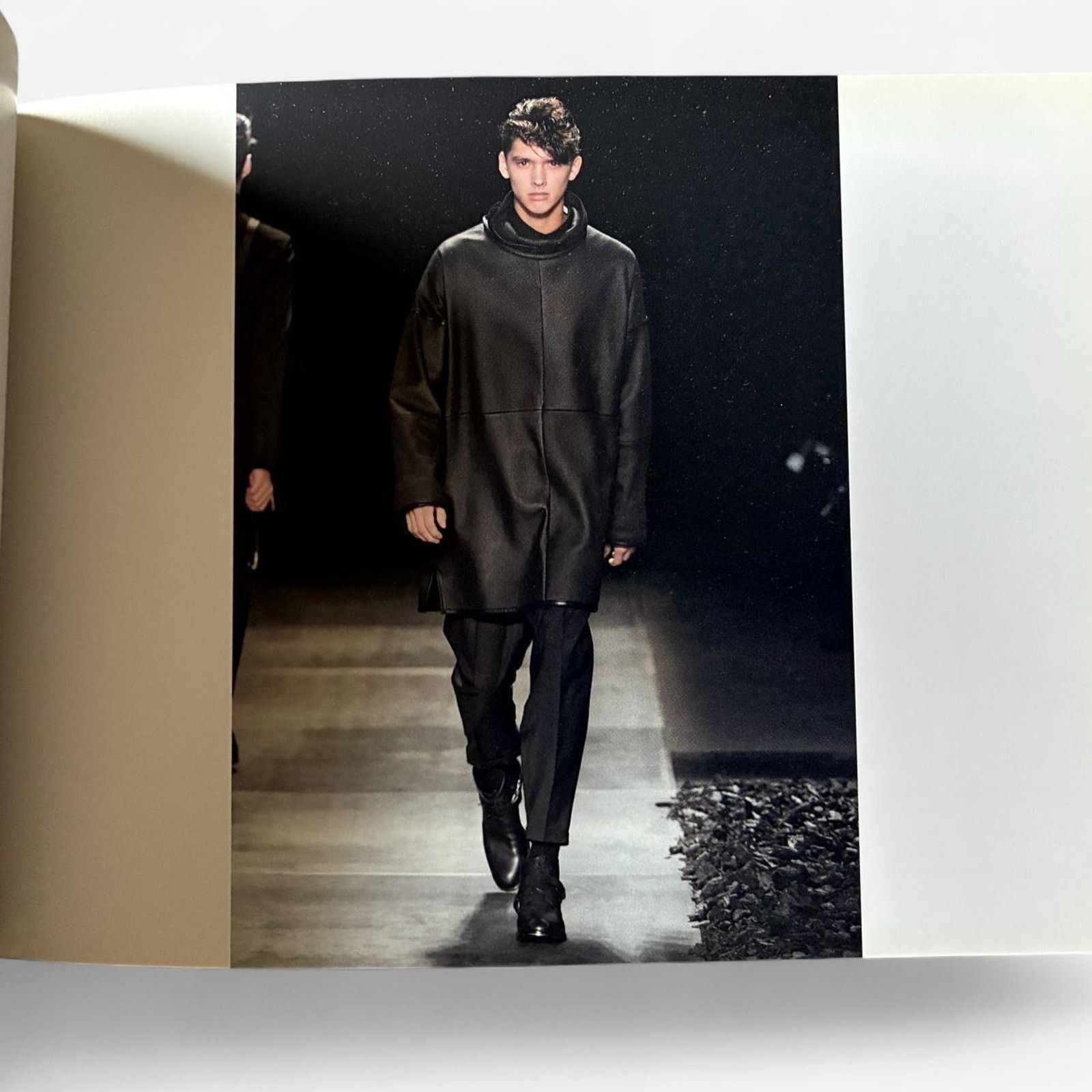 Dior × Hedi Slimane × Kris Van Assche DIOR HOMME autumn winter 2010-2011 collection catalog Size ONE SIZE - 3 Thumbnail