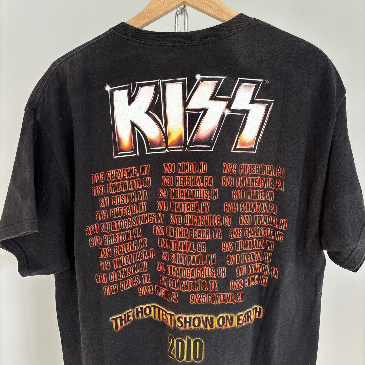 Hanes 2010 Kiss Band Tee Rock Music Concert Metal Mens Size XL Size US XL / EU 56 / 4 - 6 Thumbnail