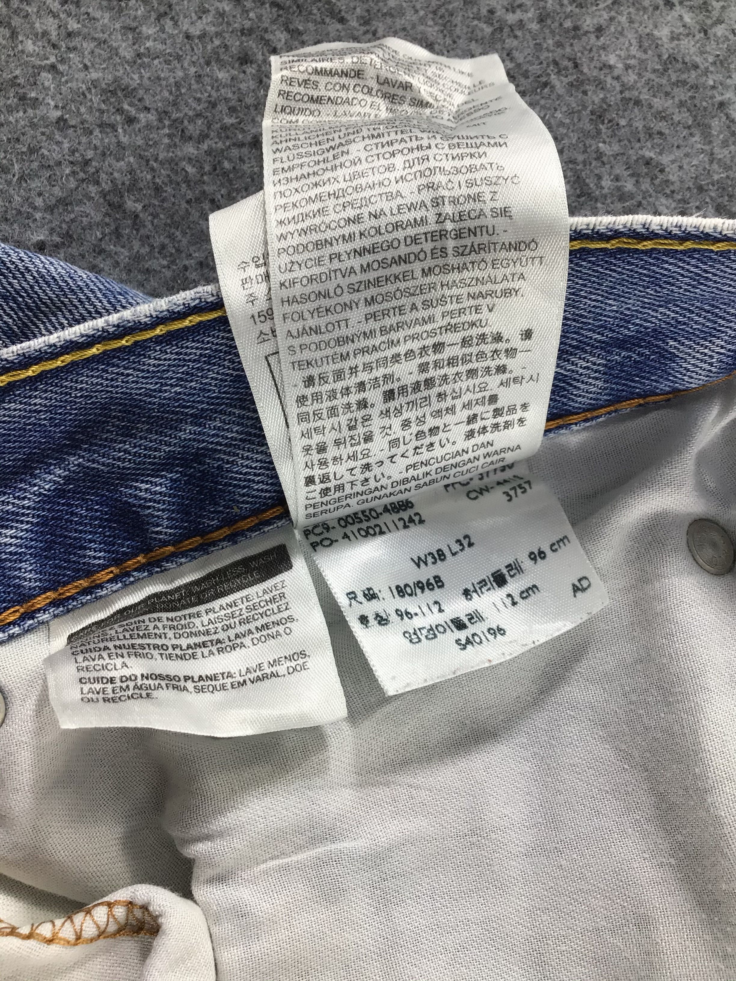 Levi's Vintage Levis 550 Jeans Faded Blue Distressed Denim -J549 Size US 39 - 12 Thumbnail