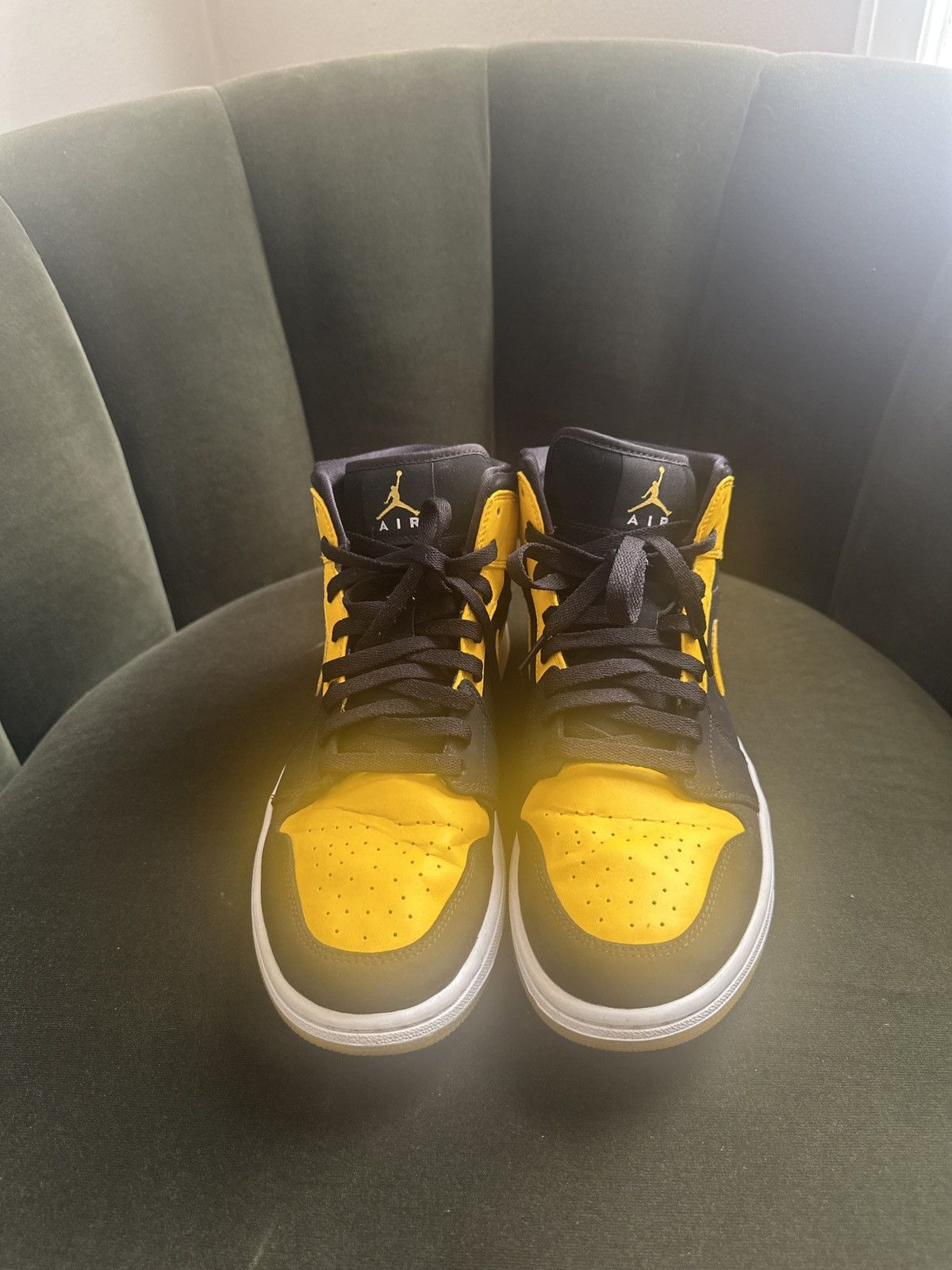 Jordan Brand Jordan 1 Retro Mid New Love (2017) Size US 10.5 / EU 43-44 - 2 Thumbnail