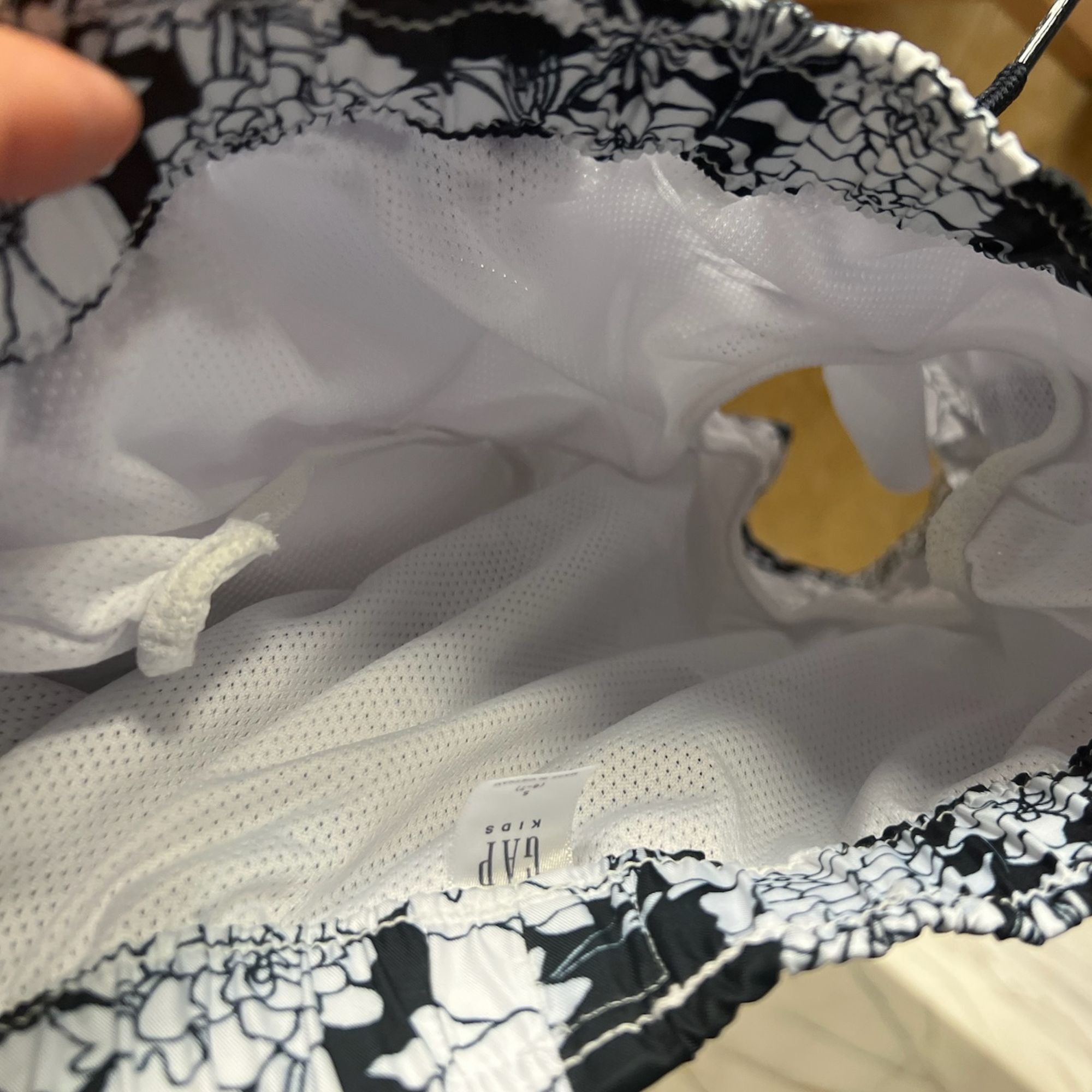 Gap Gap Kids Floral Swim Shorts Black & White S 6-7 Elastic Wais Size US 26 / EU 42 - 5 Thumbnail