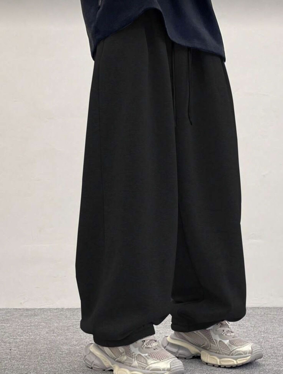 Japanese Brand Wide-Leg Baggy Sweatpants Size US 29 - 5 Thumbnail