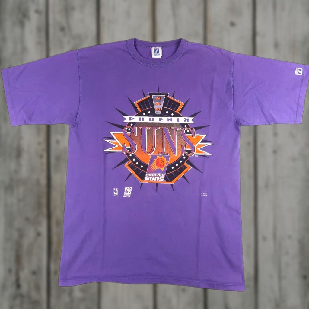 Logo 7 VINTAGE Phoenix Suns T-Shirt Logo 7 L Adult Large Purple 90s Graphic NBA Crew Neck Short Sleeve Mens Size US L / EU 52-54 / 3 - 1 Thumbnail