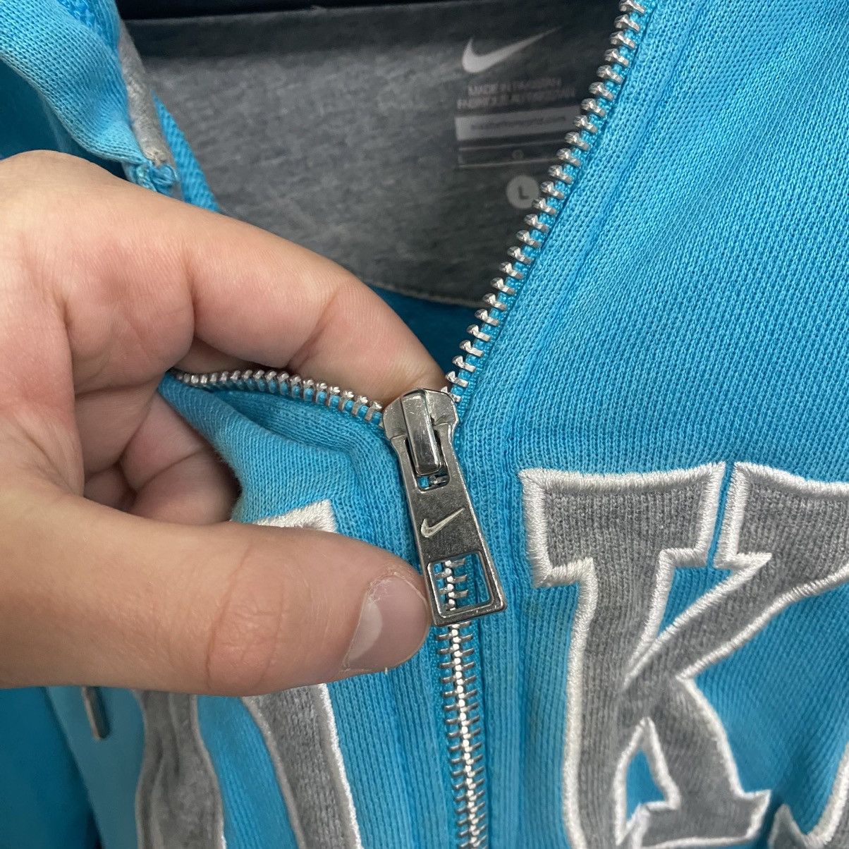 Nike Vintage Nike Zip Hoodie Big Logo Center Swoosh Y2K 90s Size US L / EU 52-54 / 3 - 10 Thumbnail