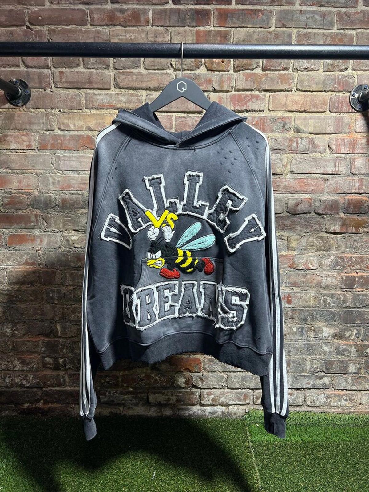 Other Vale State Valley Dreams Bee Hoodie Sz. M Size US M / EU 48-50 / 2 - 1 Thumbnail