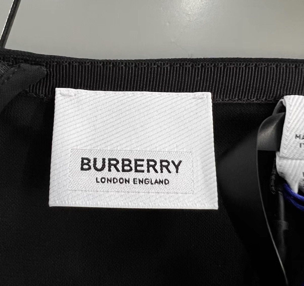 Burberry Burberry Black V-neck Dress J41 Size XS / US 0-2 / IT 36-38 - 4 Thumbnail