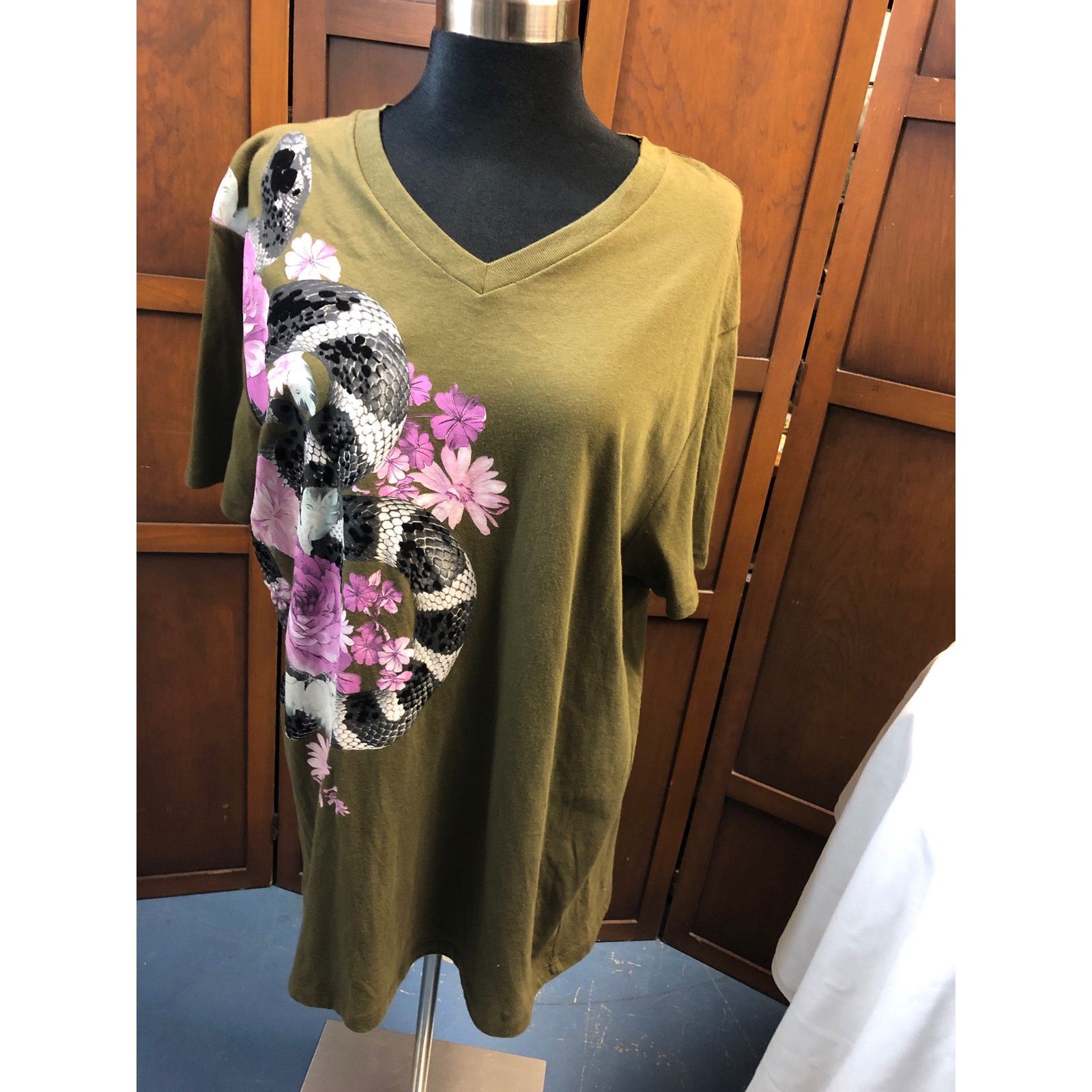 Guess womans Guess Short Sleeve V Neck Shirt Size US L / EU 52-54 / 3 - 1 Thumbnail
