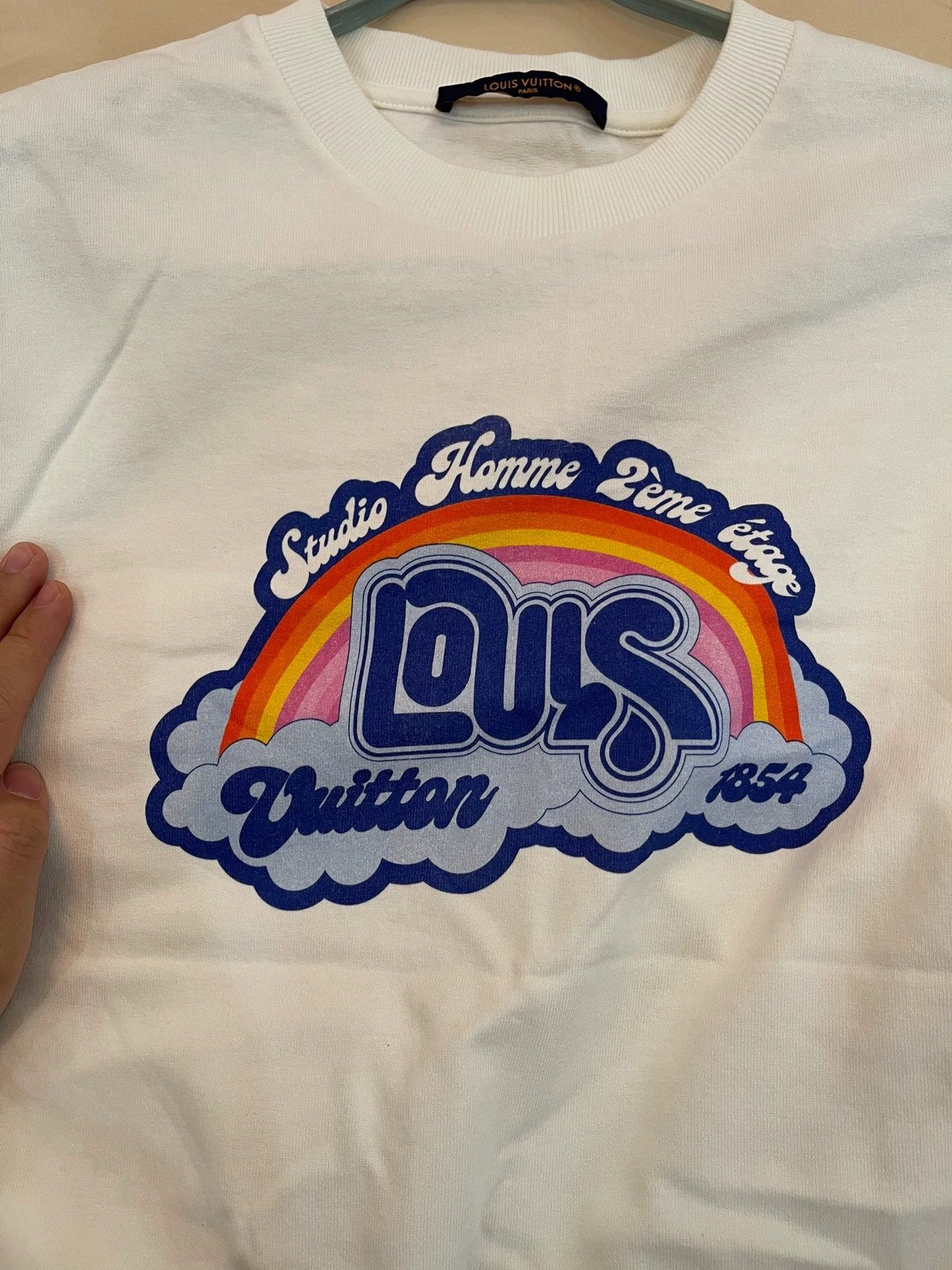 Louis Vuitton LV 2023 Rainbow Logo White M Tee Size US M / EU 48-50 / 2 - 3 Thumbnail
