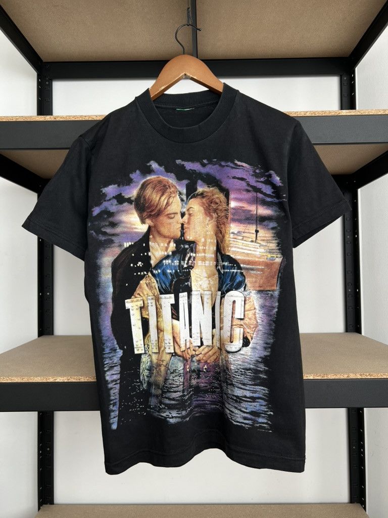 Vintage Vintage 90s Titanic Leonardo Dicaprio Movie Black T-shirt Size US S / EU 44-46 / 1 - 1 Thumbnail