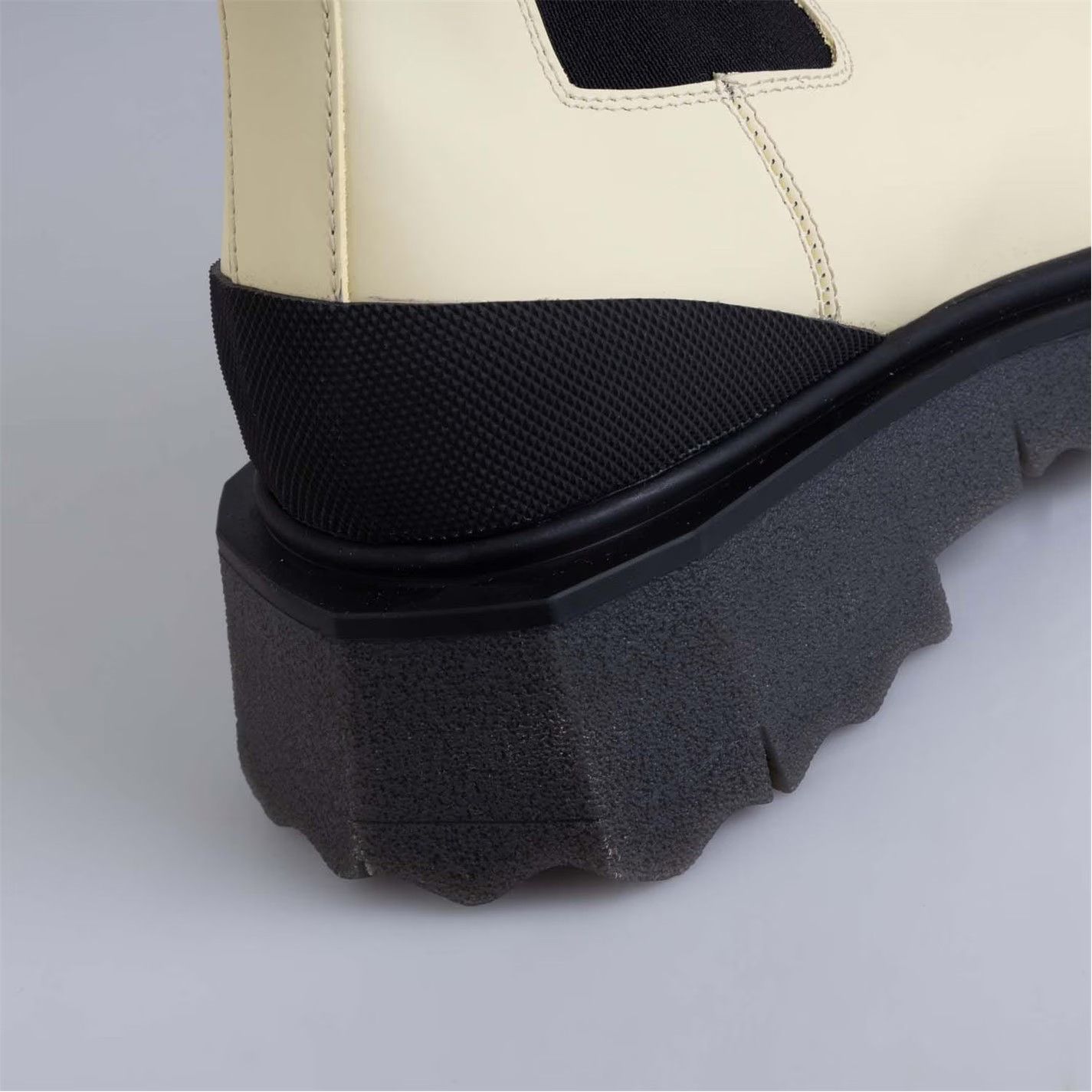 Off-White o1g2r1mq0125 Calf Sponge Chelsea Boots in Cream & Black Size US 8.5 / IT 38.5 - 6 Thumbnail