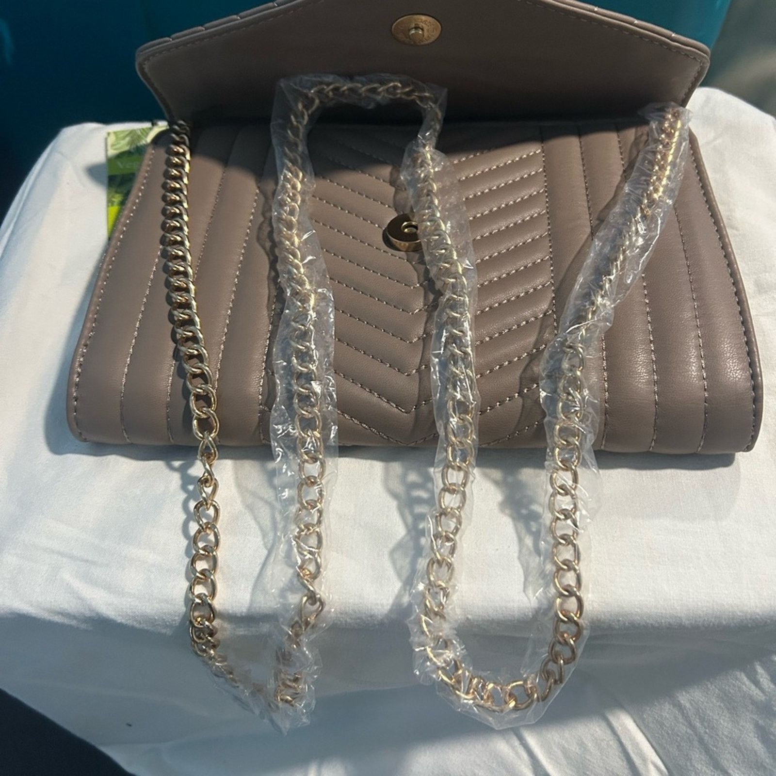 Badgley Mischka Badgley Mischka V Quilted Crossbody Chain Clutch Taupe NWT Size ONE SIZE - 6 Thumbnail