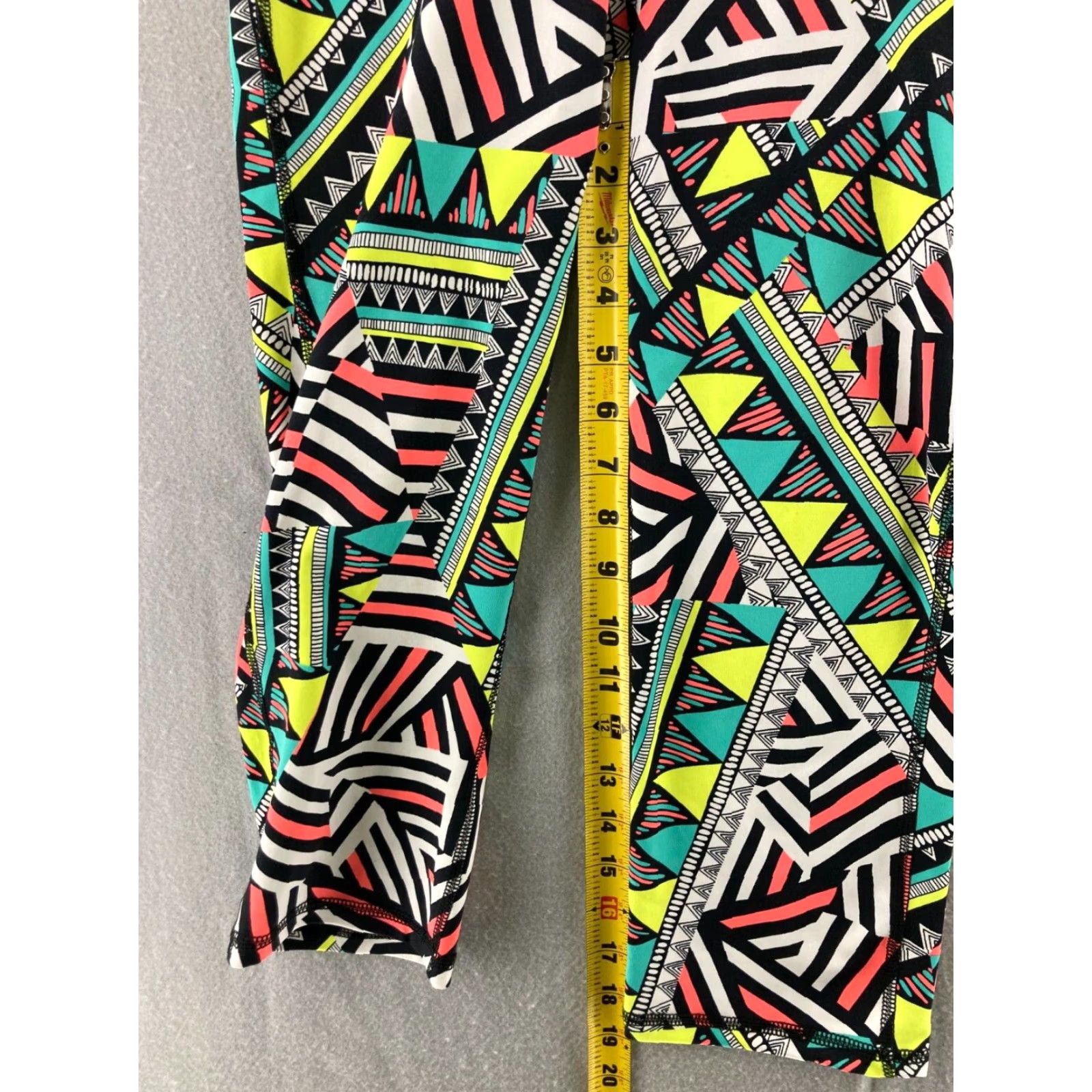 Olive LIVE LOVE DREAM Yoga Pants Womens Small Abstract AOP Capri Pants Size 28" / US 6 / IT 42 - 5 Thumbnail