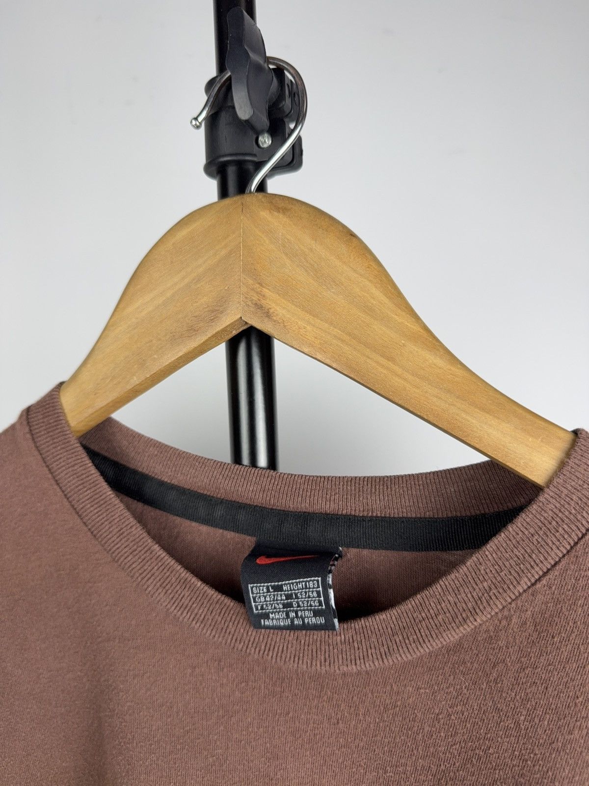 Nike Vintage 90s Nike Faded Mini Swoosh Brown T-Shirt Vintage Y2K Size US L / EU 52-54 / 3 - 10 Thumbnail