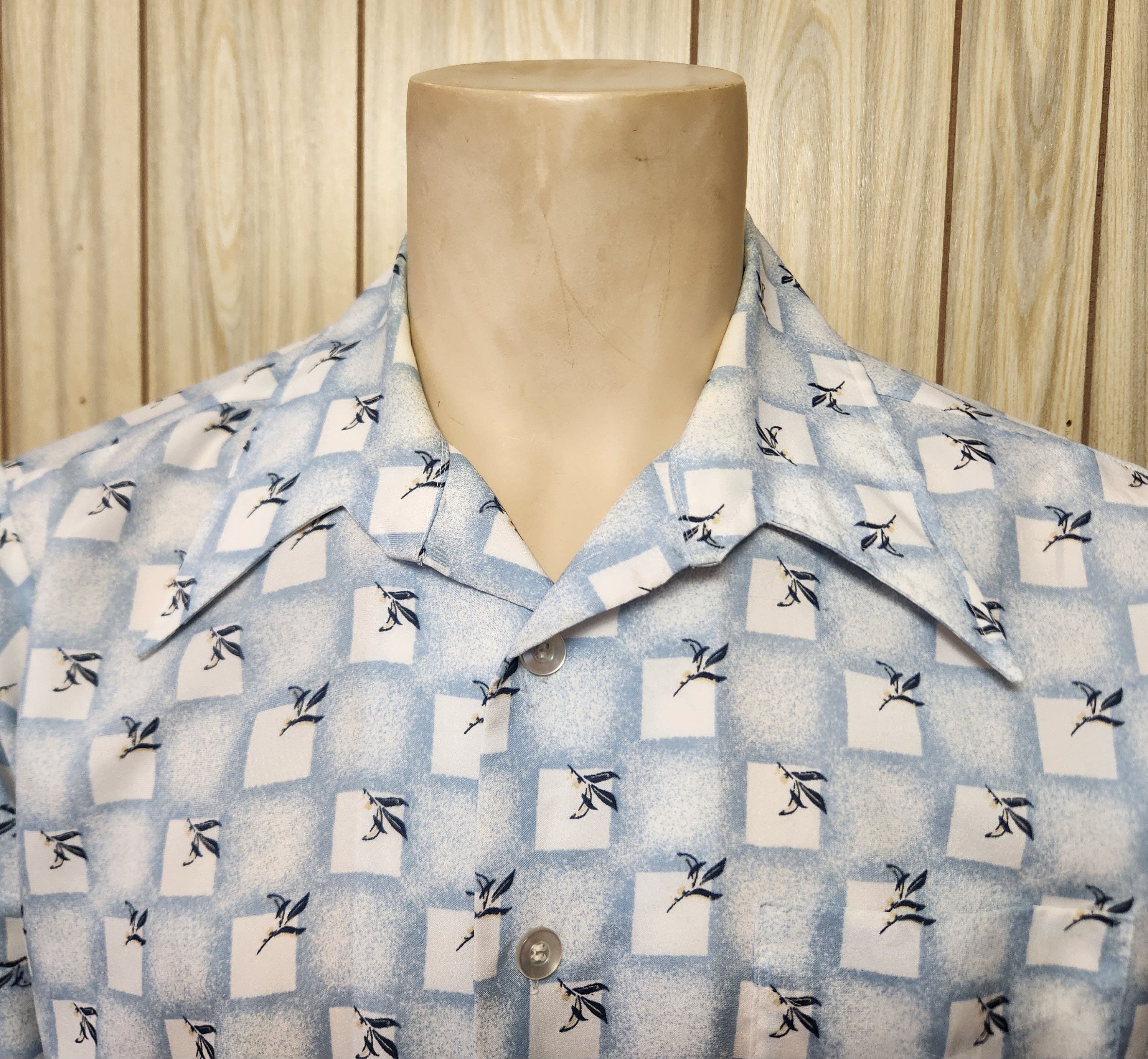 Vintage men's disco shirt L vintage 1970s nylon blue white Size US L / EU 52-54 / 3 - 4 Thumbnail