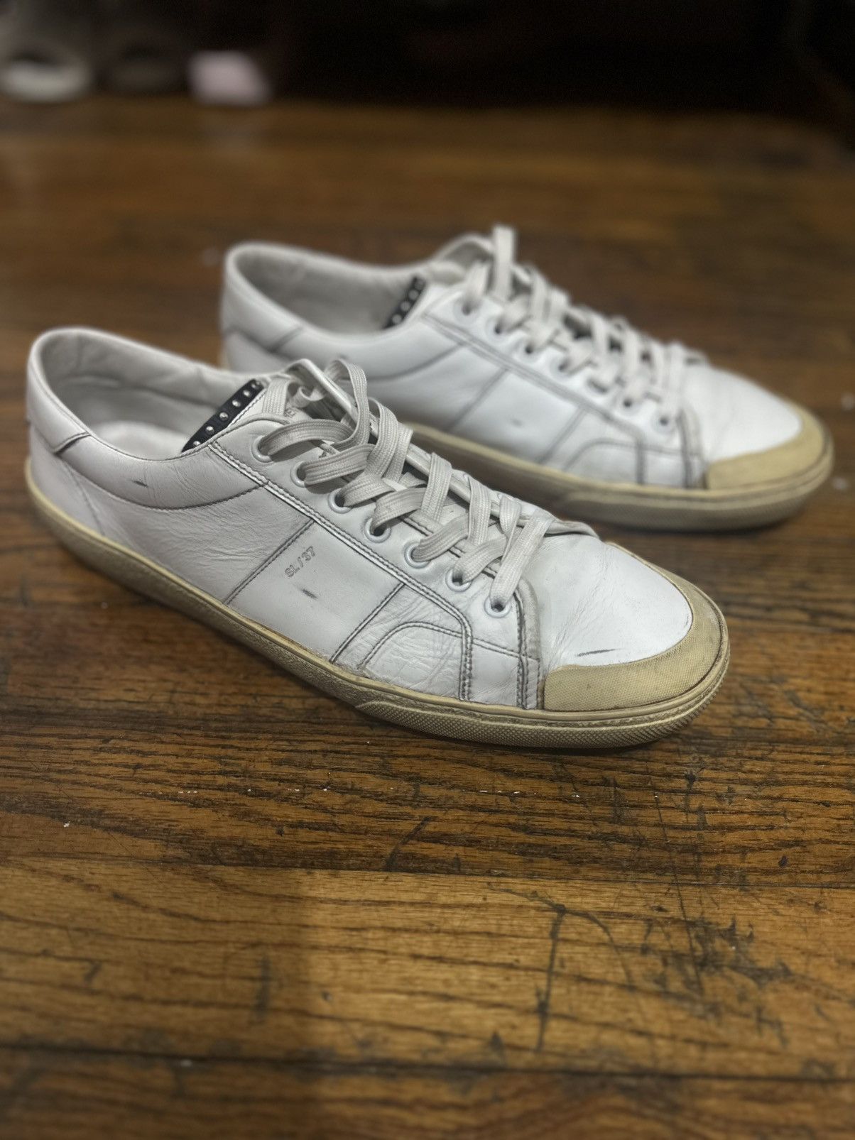 スニーカー [SAINT LAURENT PARIS] DESTROYED LOWTOP SNEAKERS Men's Saint Laurent Paris Low Top Sneakers | Grailed