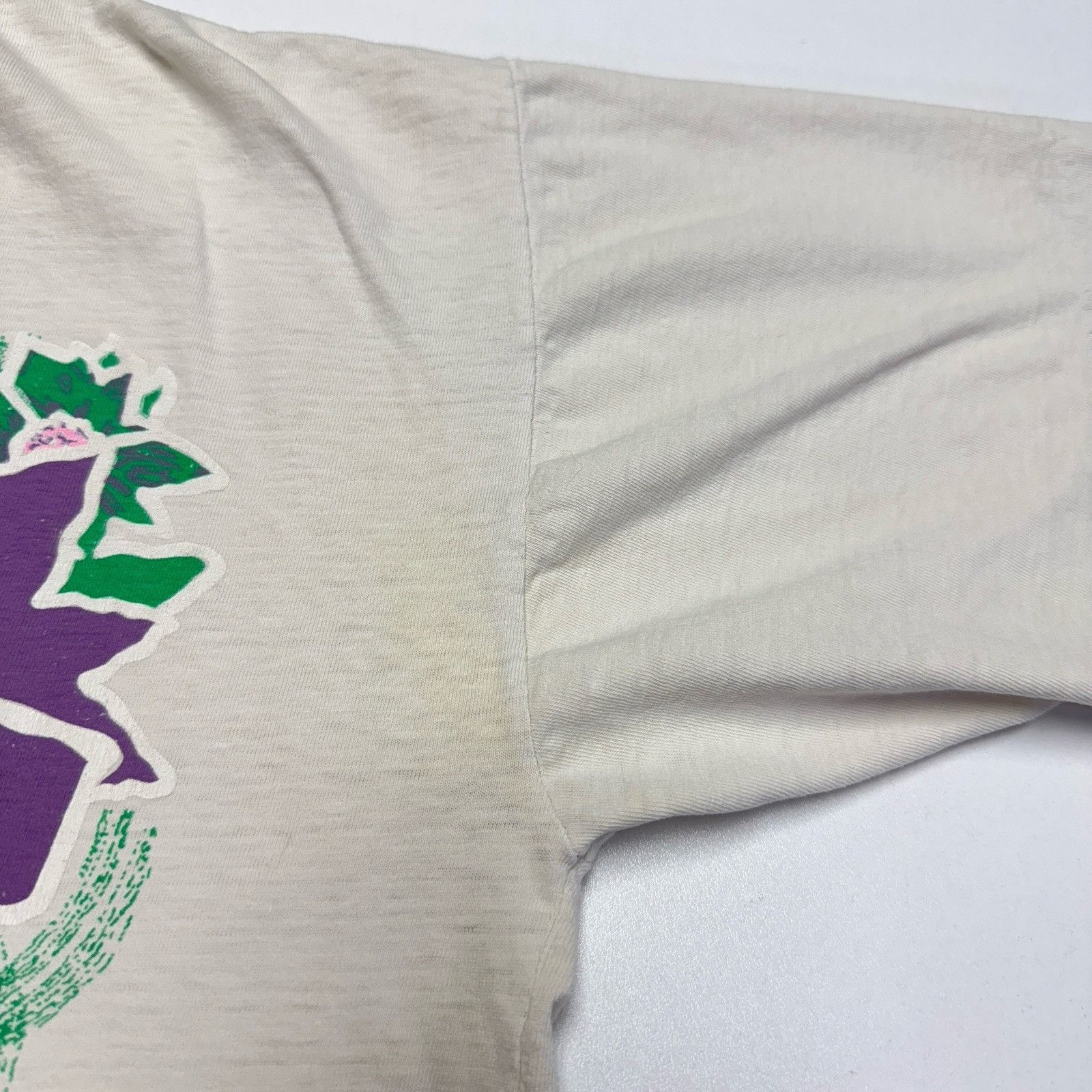 Vintage Vintage 90s Flower Art T Shirt White Single Stitch Size L Size US L / EU 52-54 / 3 - 11 Thumbnail