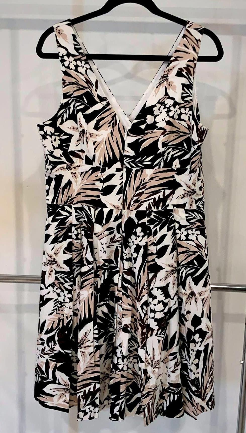 Designer Floral Print A-Line Dress by WHBM - Size 14 Size XL / US 12-14 / IT 48-50 - 1 Thumbnail
