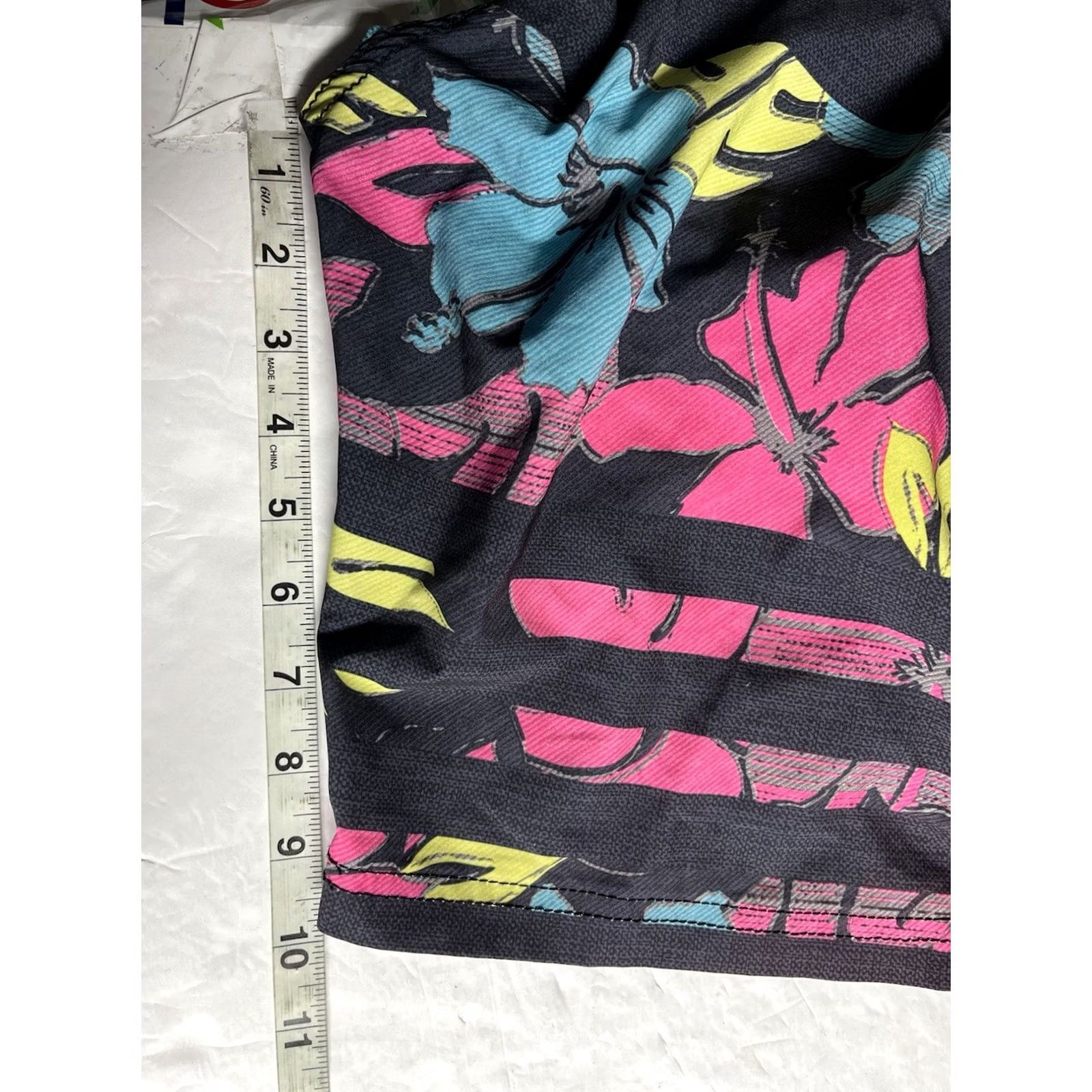 Swims Maui and Sons Black Shark 4 Way Stretch Surf Board Shorts Men 38 Size Beach Tropical Shark Pattern Boys? Size US 38 / EU 54 - 6 Thumbnail