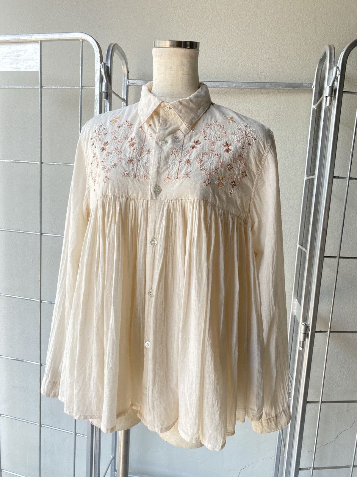 Sunao Kuwahara Sunaokuwahara Cream Victorian-Style Embroidered Blouse. Size M / US 6-8 / IT 42-44 - 9 Thumbnail