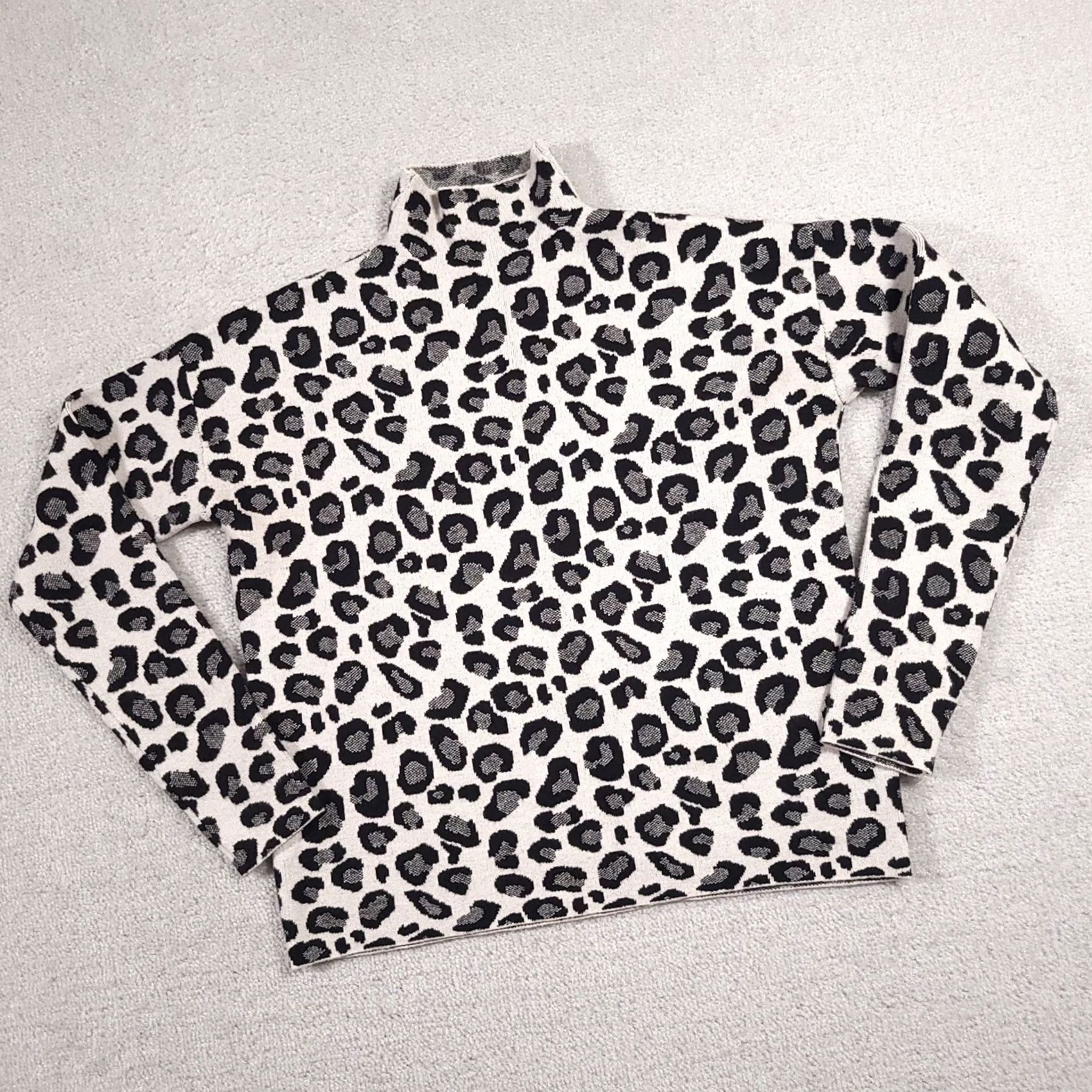 Vintage Tahari Leopard Print Mock Neck Sweater Womens Small White Black Stretch Pullover Knit Vintage? No (remove question) Size S / US 4 / IT 40 - 2 Thumbnail