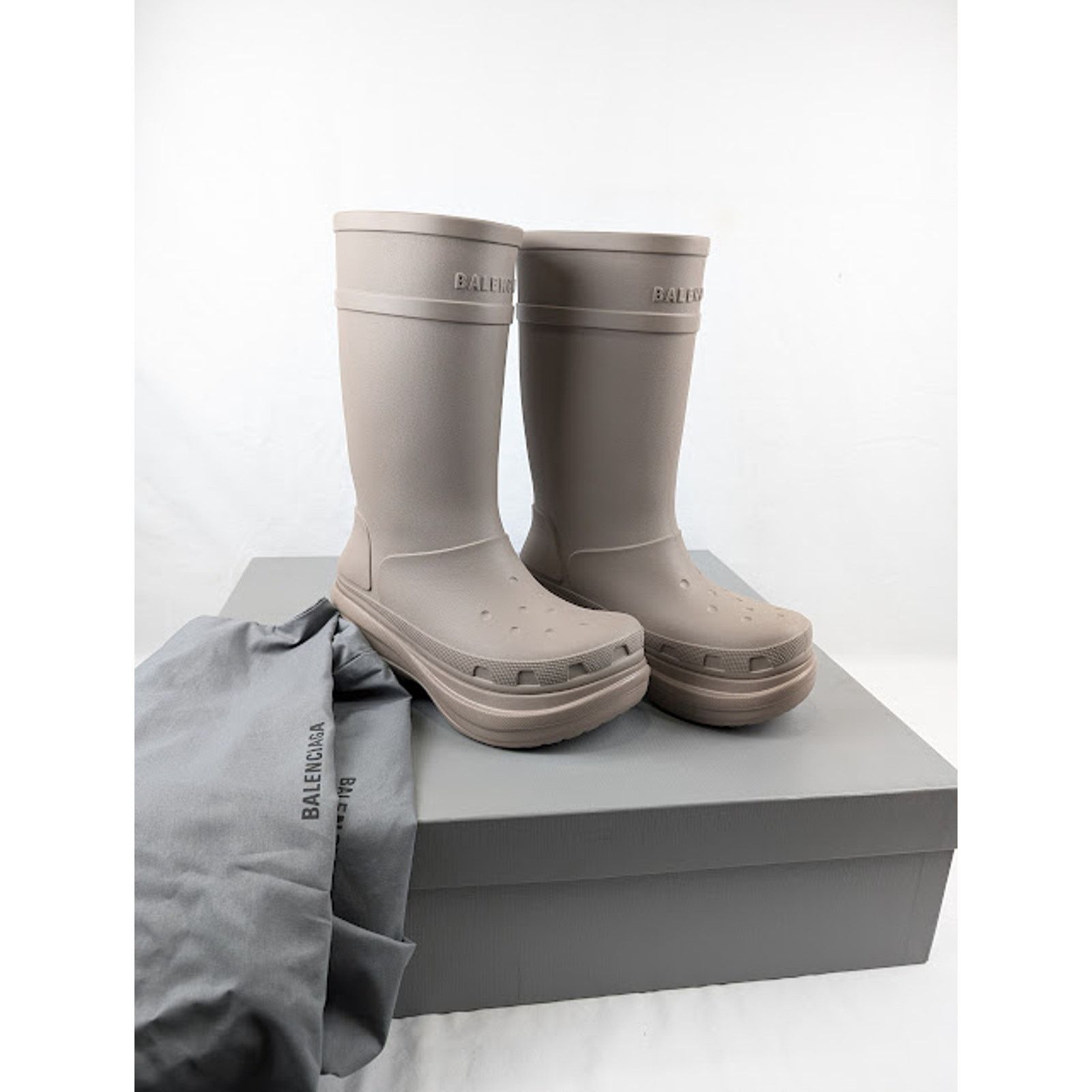 Balenciaga o1rshd1 Crocs Rubber Boots in Beige Size US 10 / EU 43 - 20 Thumbnail
