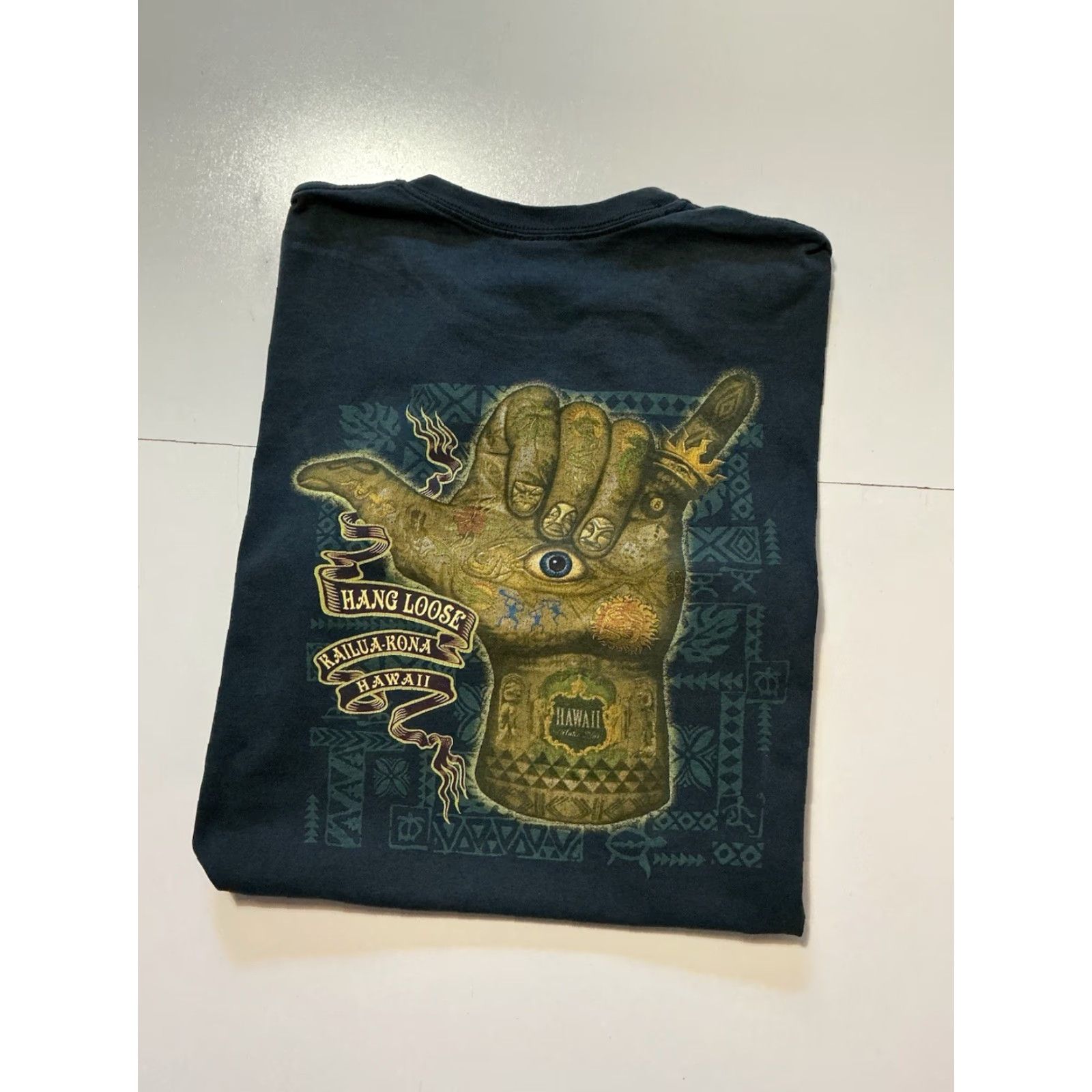 Gildan VINTAGE Hang Loose Kailua Kona Hawaii Tribal Hand Shaka Sign Eye Graphic Surf T-Shirt XL Size US XL / EU 56 / 4 - 2 Thumbnail