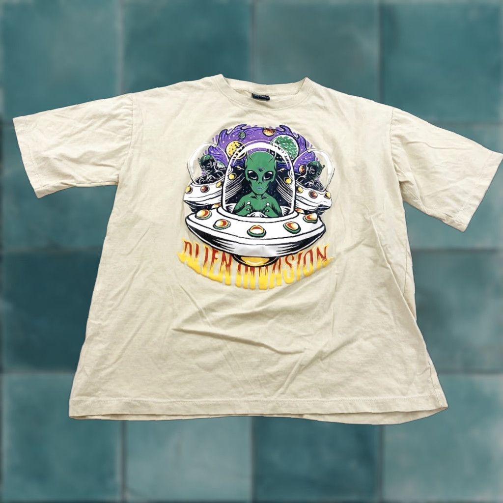Vintage VINTAGE Alien Invasion Graphic T Shirt Mens Small Beige Size US S / EU 44-46 / 1 - 1 Thumbnail