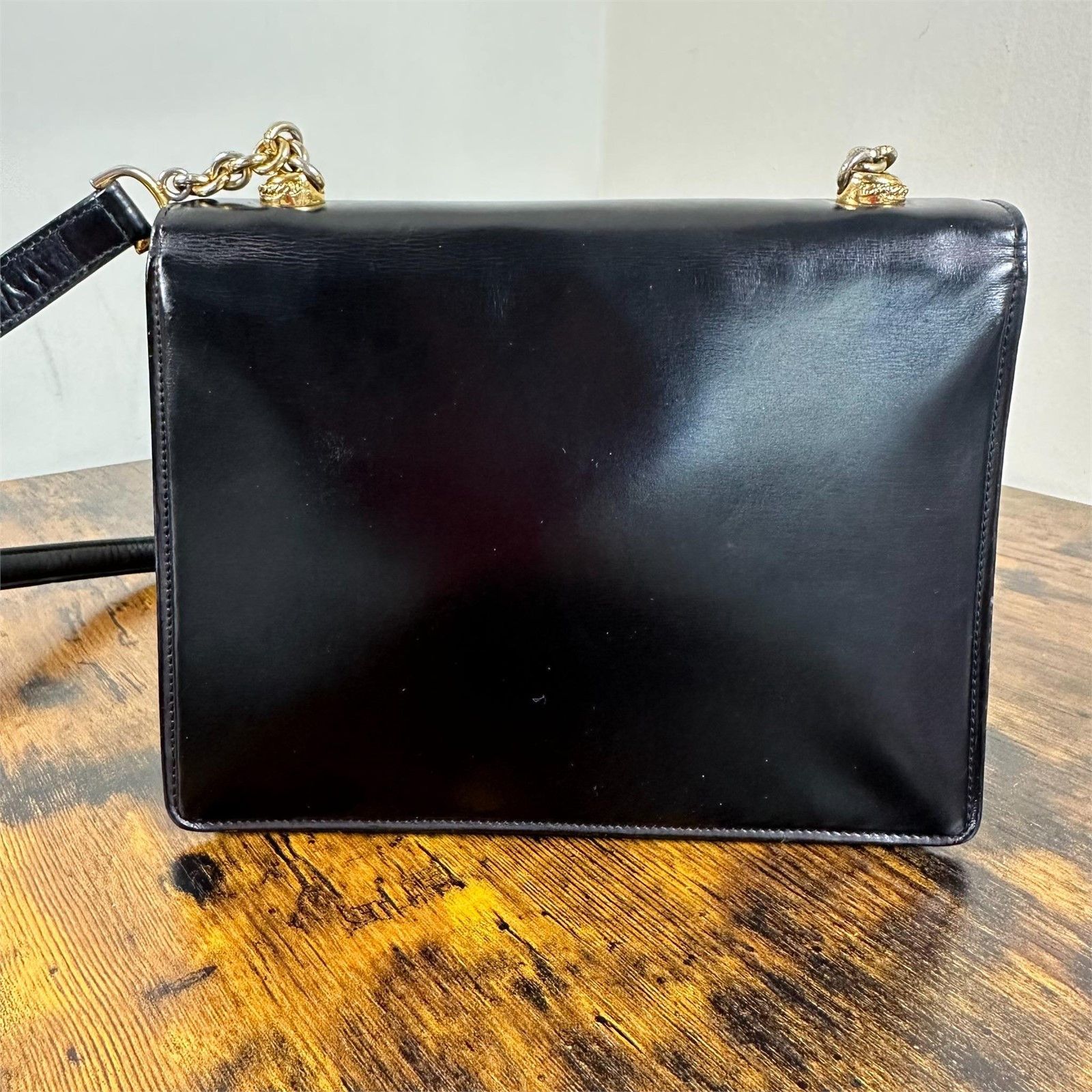 Gucci Vintage Gucci Black Leather Shoulder Bag With Crest Charm Size ONE SIZE - 2 Thumbnail