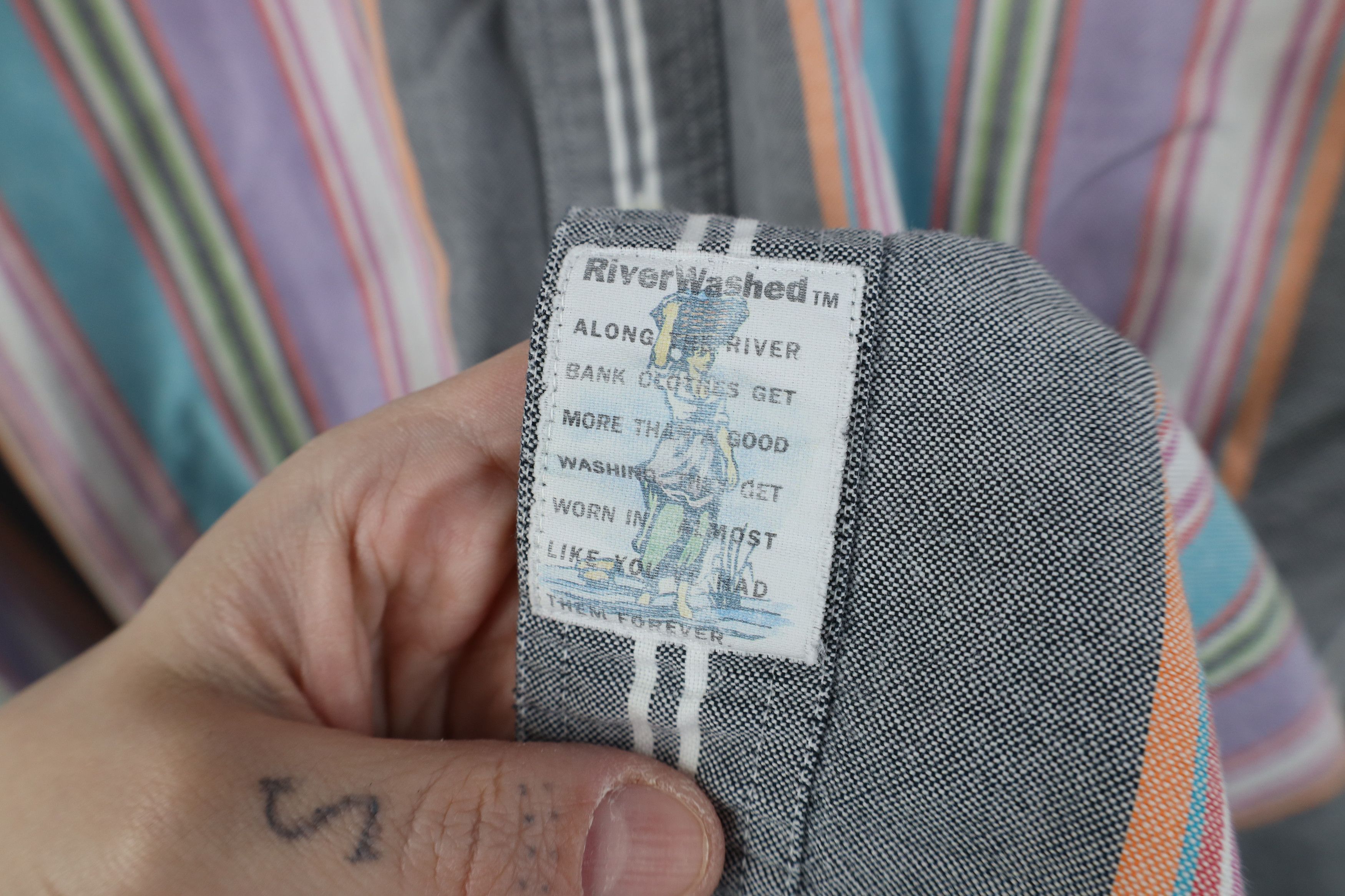 Vintage Vintage 90s Streetwear Rainbow Short Sleeve Button Shirt Size US L / EU 52-54 / 3 - 4 Thumbnail