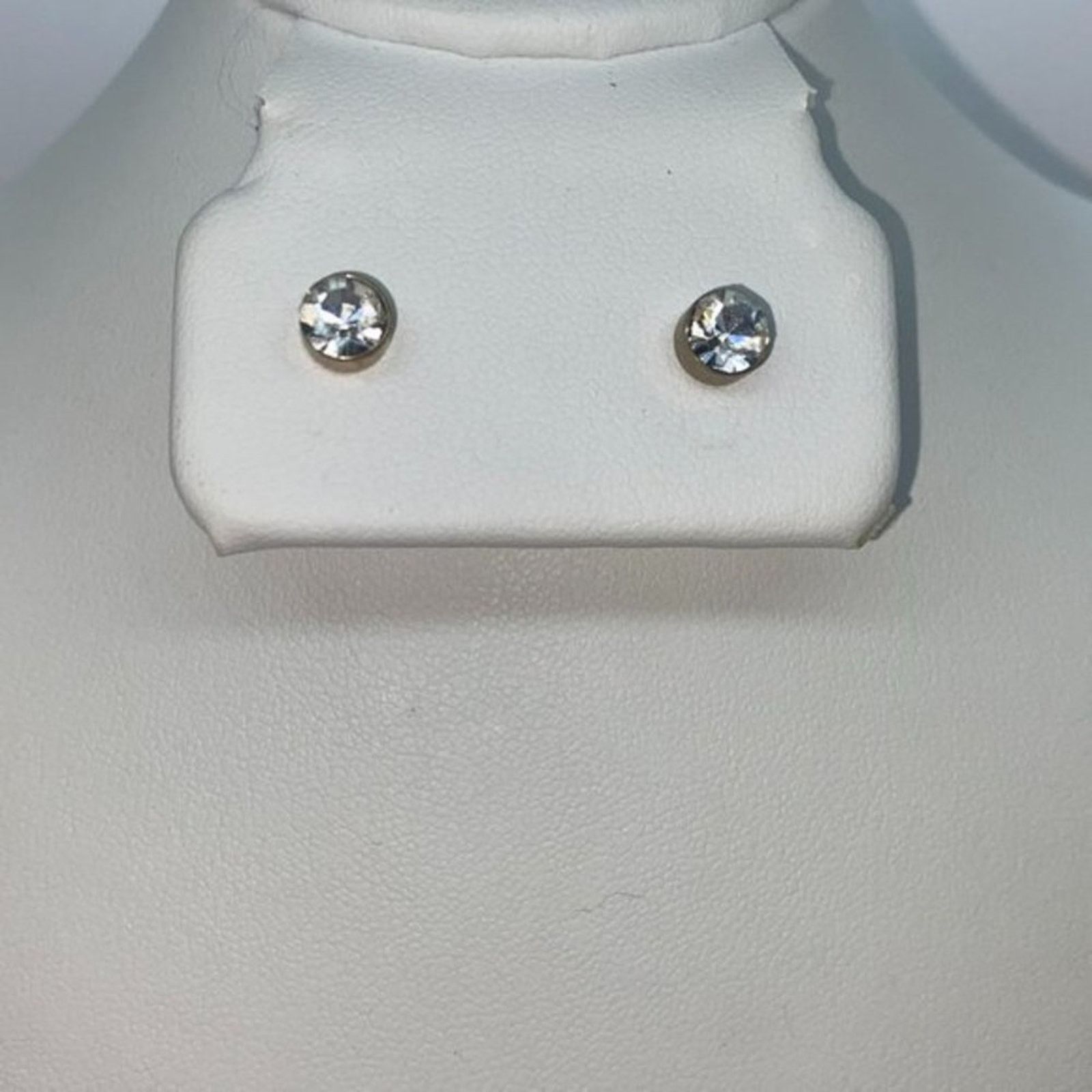 Handmade Clear Rhinestone Gold-tone Hardware Stud Earrings Size ONE SIZE - 1 Thumbnail