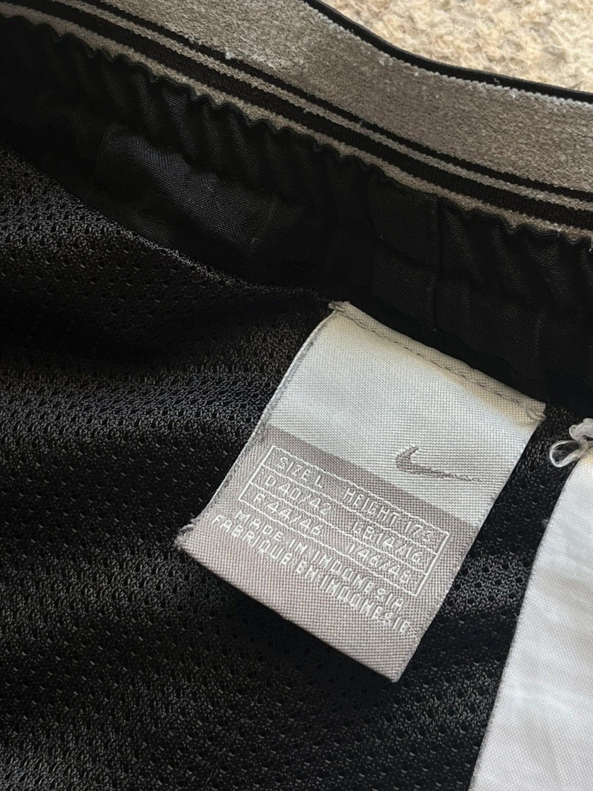 Nike Nike 2006 L Track Pants Black White Rare Made in Indonesia Size 28" / US 6 / IT 42 - 4 Thumbnail