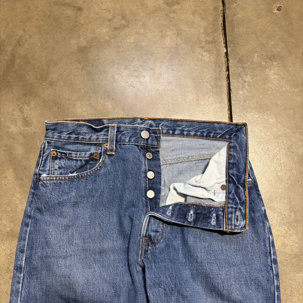 Levi's Vintage Levis 501 Straight Fit Jeans Button Fly Fade 90s USA Size US 33 - 2 Thumbnail