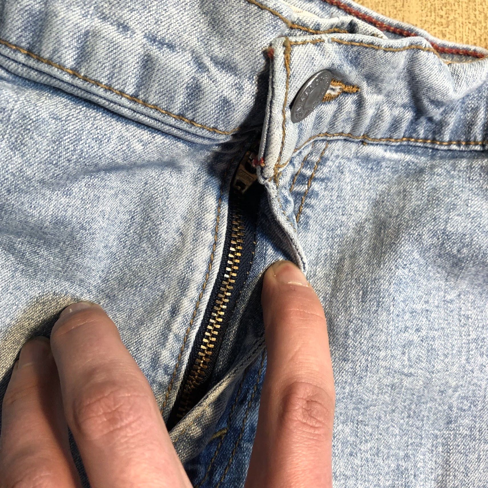Levi's VINTAGE Levi's 550 Relaxed Denim Cut-Off Shorts Womens 12 Blue Distressed Raw Hem 90s 5-Pocket Jeans, Casual Size 34" / US 12 / IT 48 - 5 Thumbnail