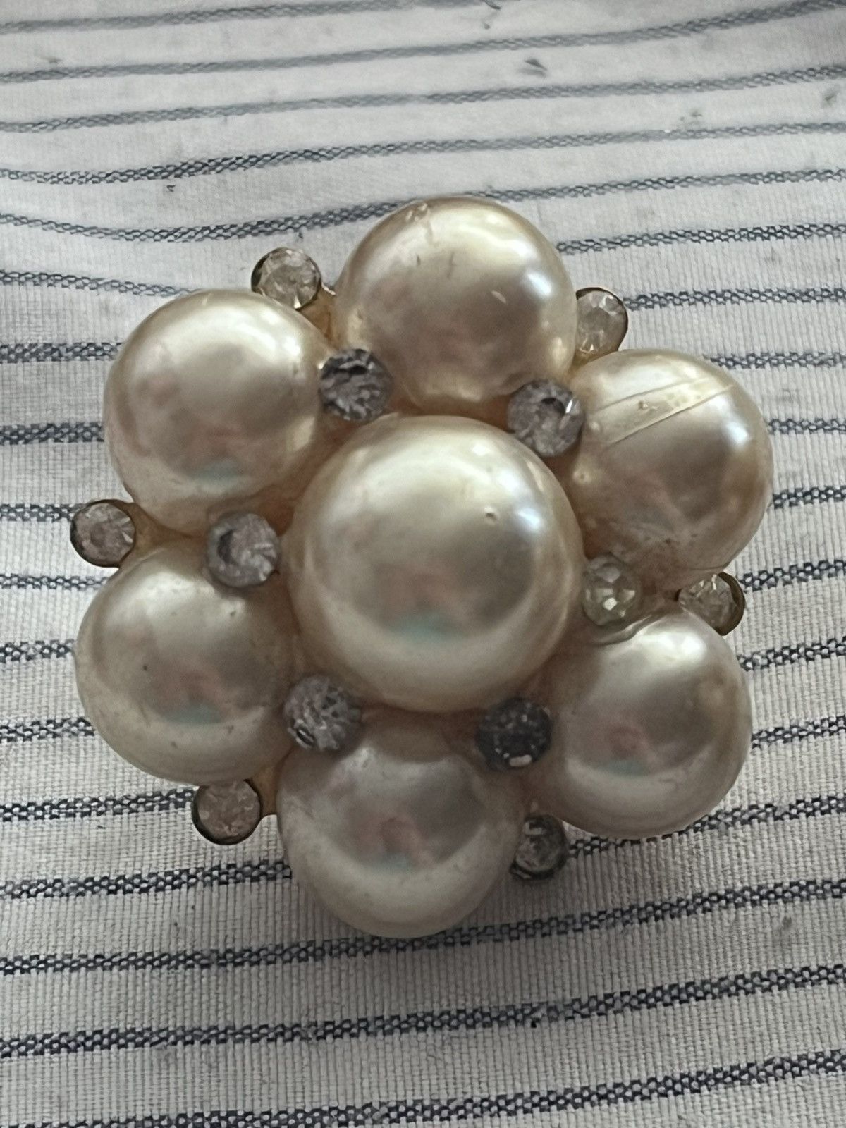 Other Vintage Faux Pearl Cluster Screw Back Earrings Rhinestone Size ONE SIZE - 2 Thumbnail