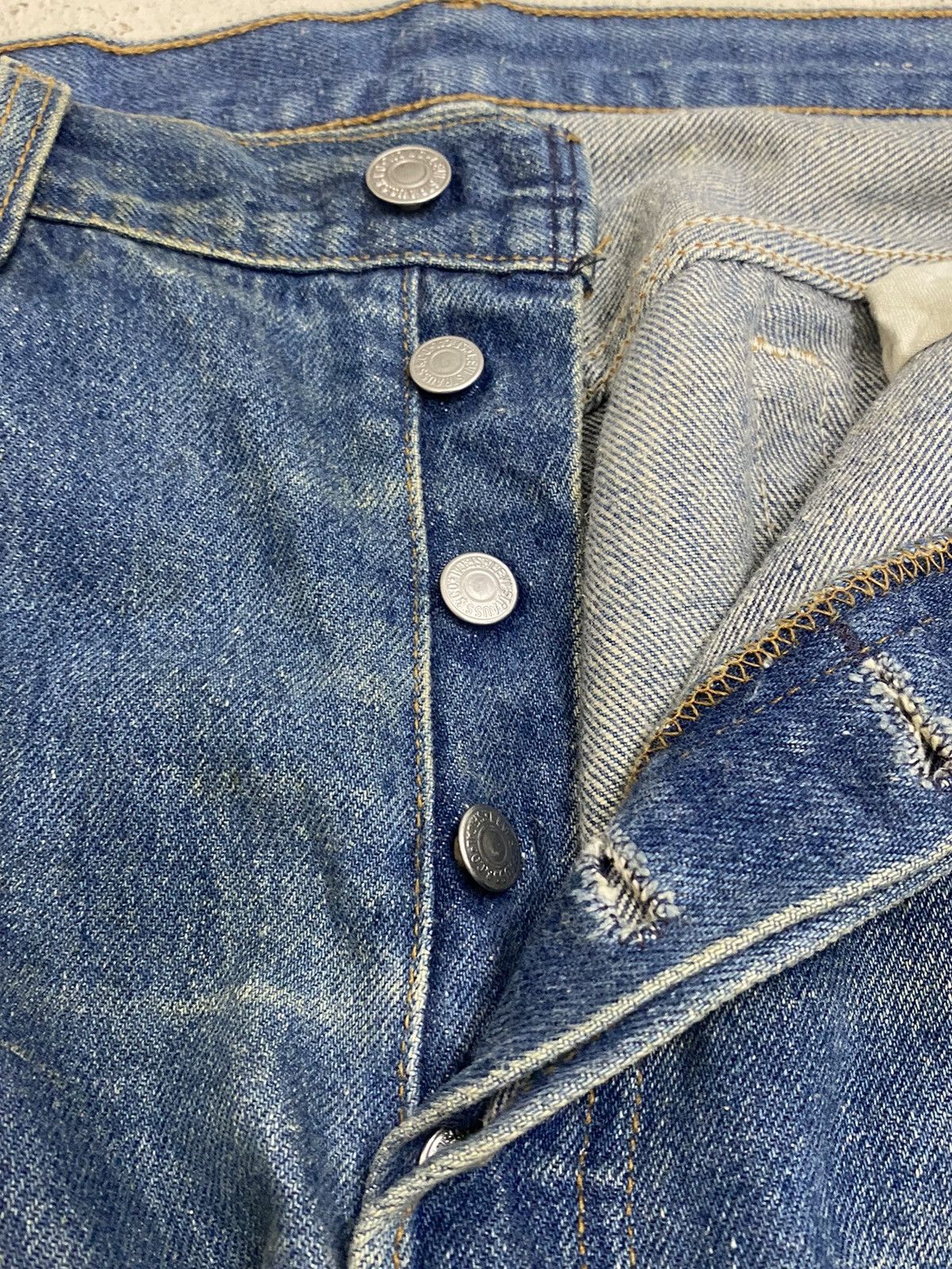 Levi's Vintage 90s Levis 501 XX Button Fly 552 Distressed Blue Jean Size US 34 / EU 50 - 14 Thumbnail