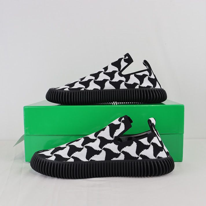 image of Bottega Veneta Wavy Triangle Tech Knit Ripple Sneaker In Black Optic White, Men's (Size 10)