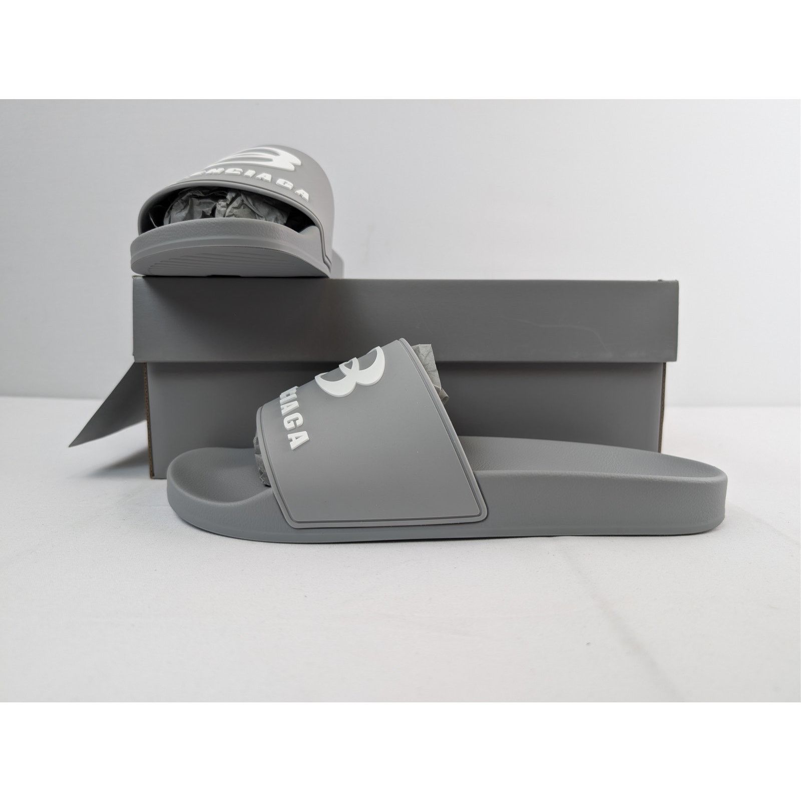 Balenciaga o1rshd1 Logo Pool Slides Slippers in Gray/White Size US 11 / EU 44 - 17 Thumbnail