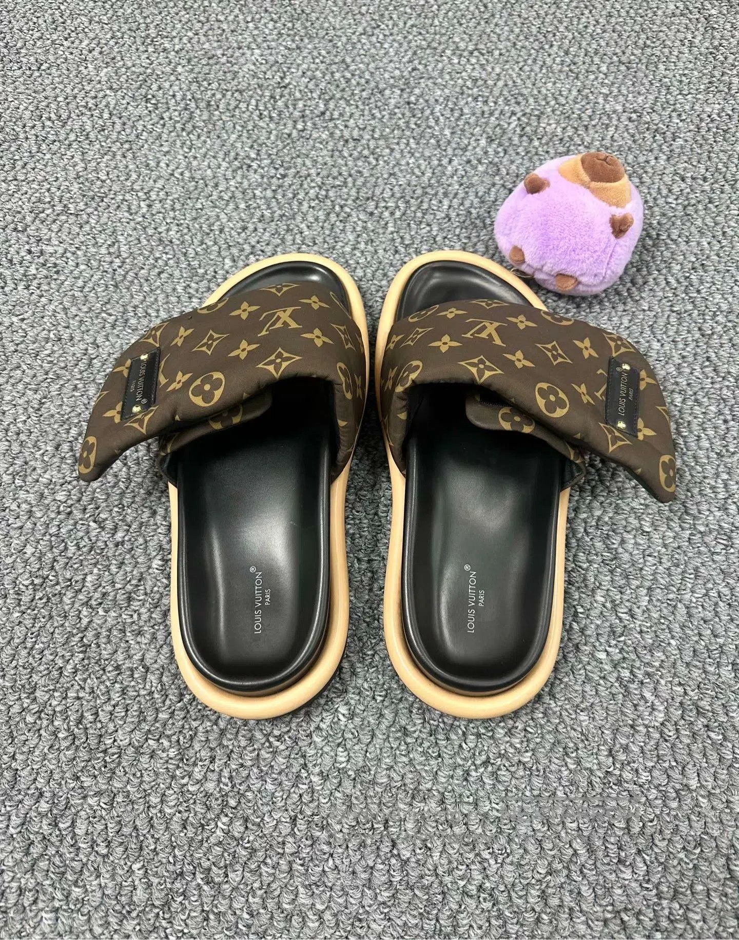 Louis Vuitton Louis Vuitton Brown embossed full print magic patch slippe Size US 8 / EU 41 - 3 Thumbnail