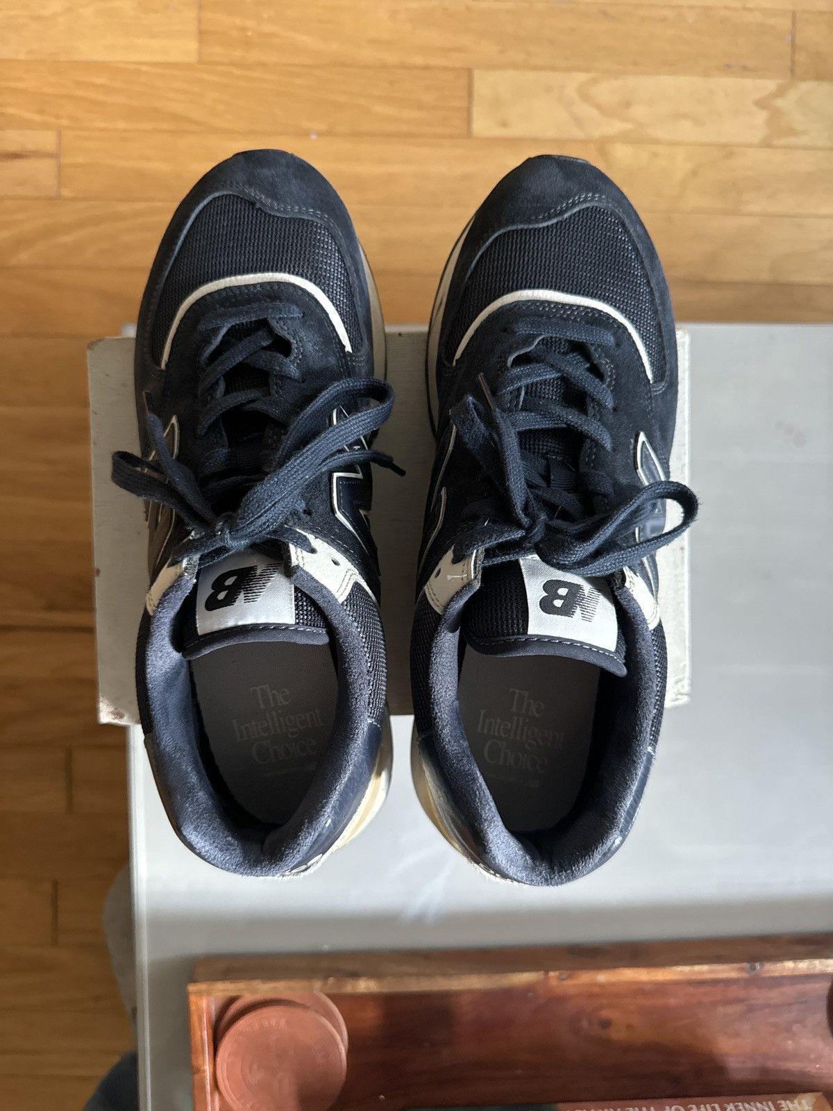 New Balance Like new 574 Navy/White New Balance 10.5 Size US 10.5 / EU 43-44 - 1 Thumbnail