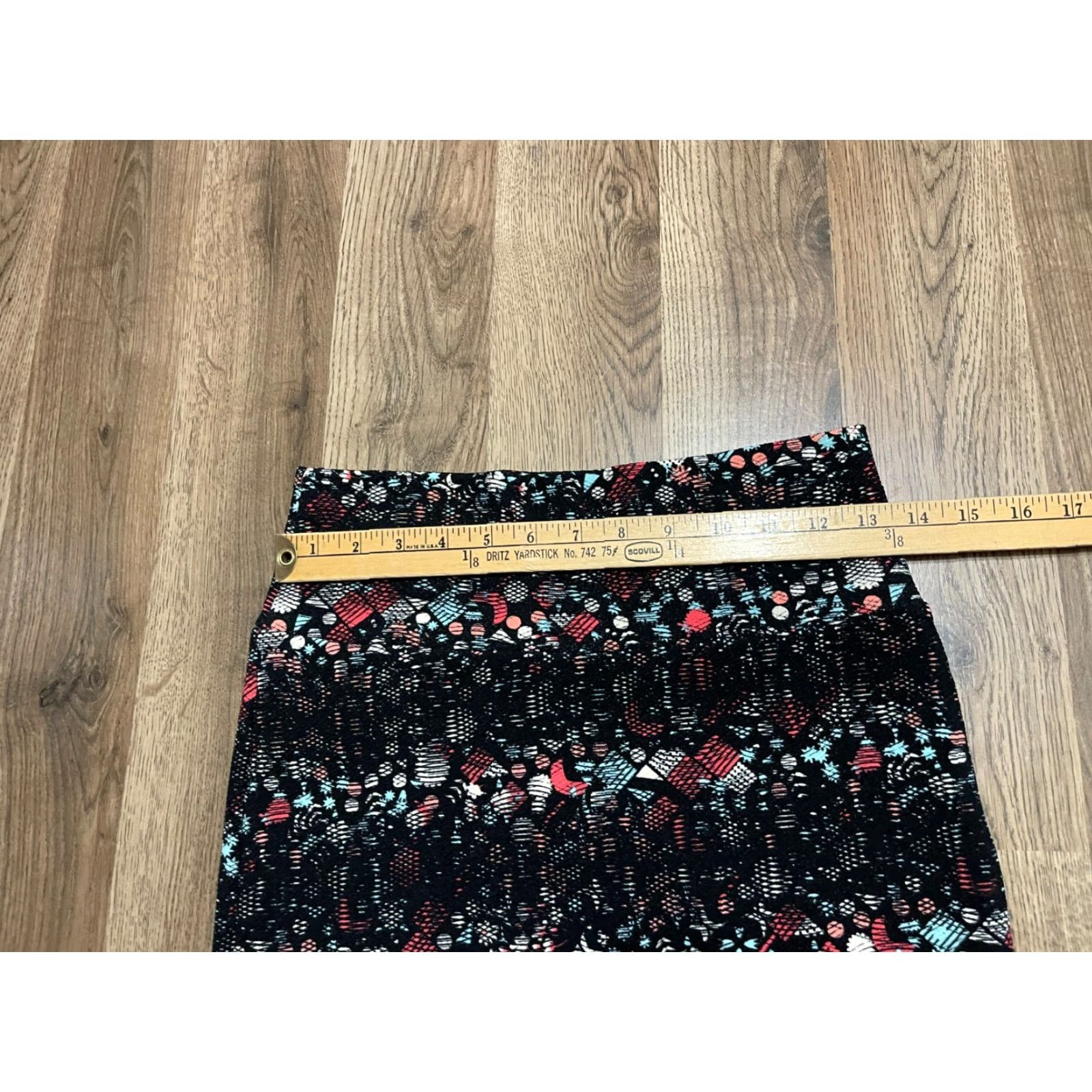 Vintage LuLaRoe Skirt Women XS Black Blue Red White Pull On Knee Length Straight Pencil Casual Size 26" / US 2 / IT 38 - 3 Thumbnail