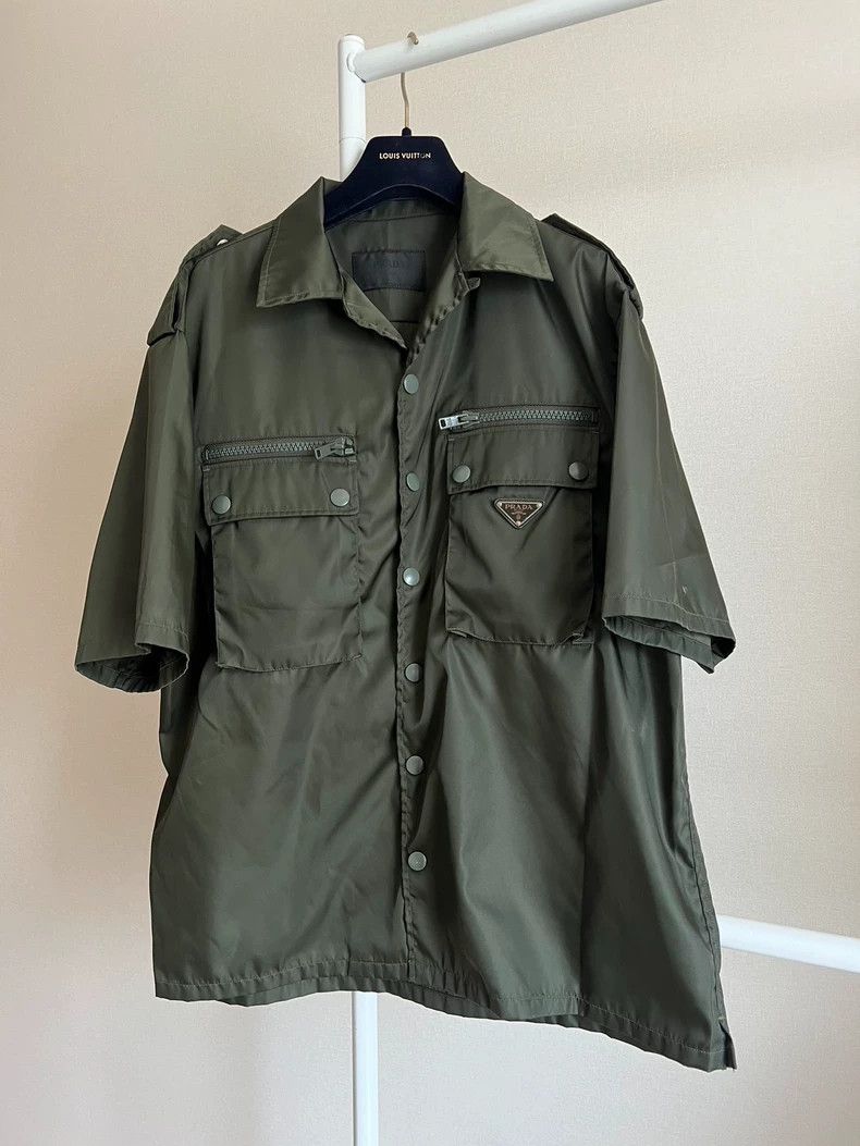 Pradatriangle logo, dark green, shirt 2503-Nextarrow