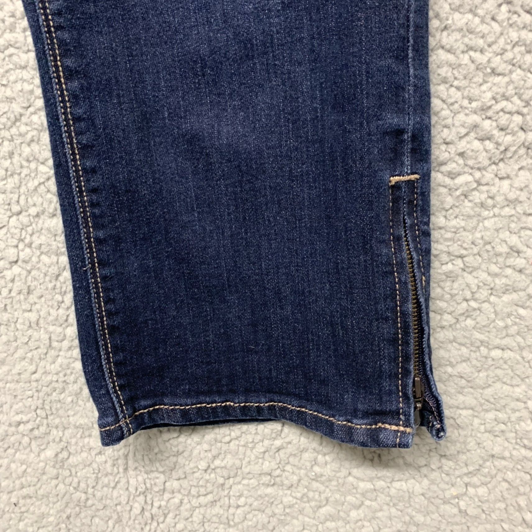 White House Black Market White House Black Market Jeans Crop Dark Wash Blue Denim Size 6 Women 5-Pocket Design Belt Loops Zip Cropped Style Regular Fit Vintage No N/A Size 28" / US 6 / IT 42 - 4 Thumbnail